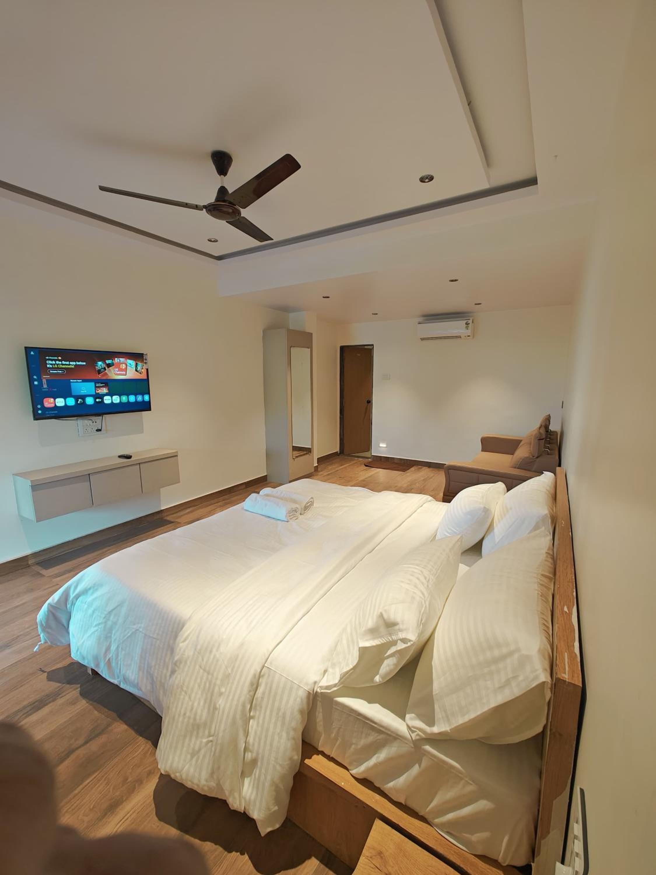 Suite with Hot Tub photo 3