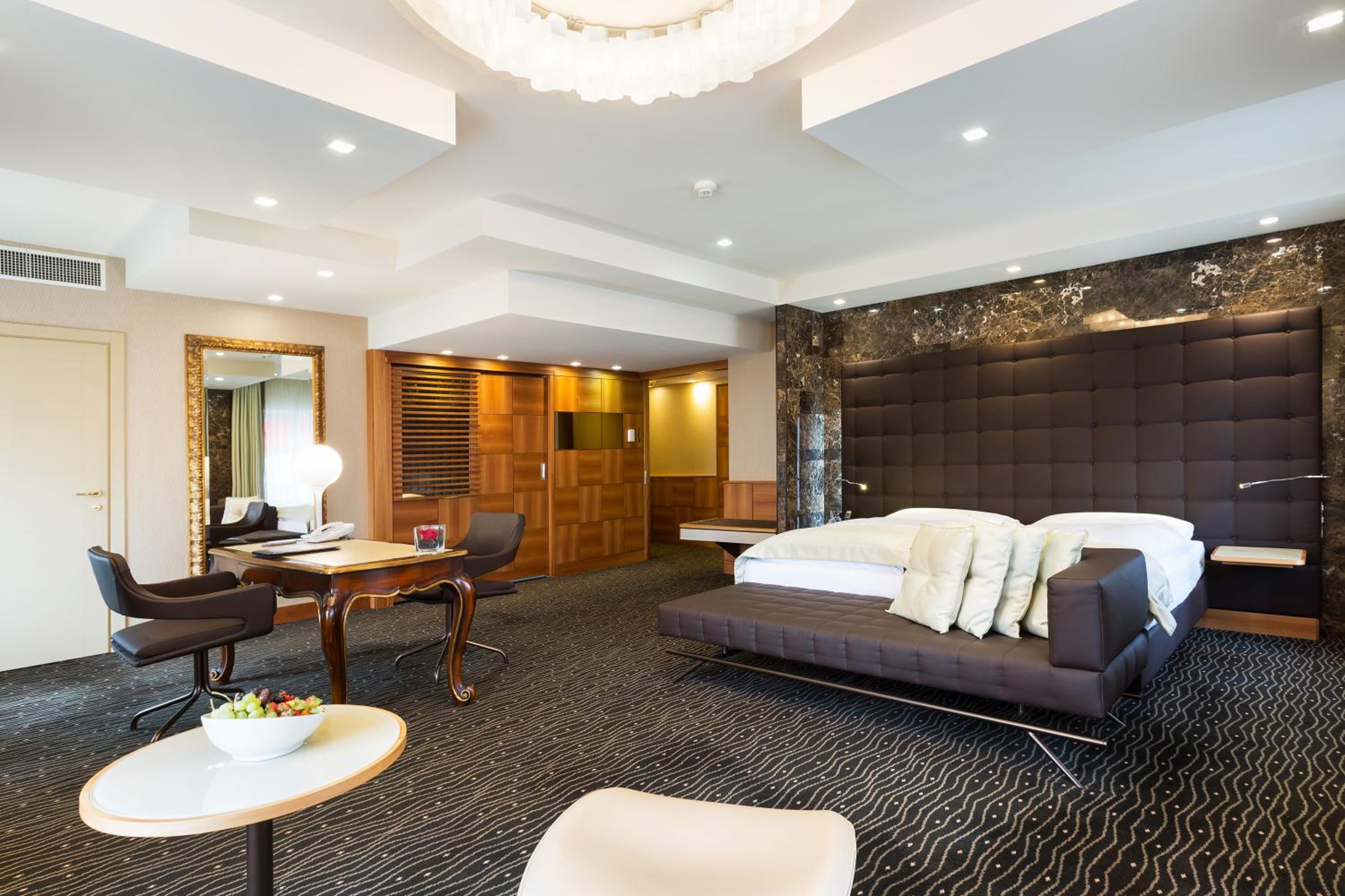 Senior Suite - Photo 1