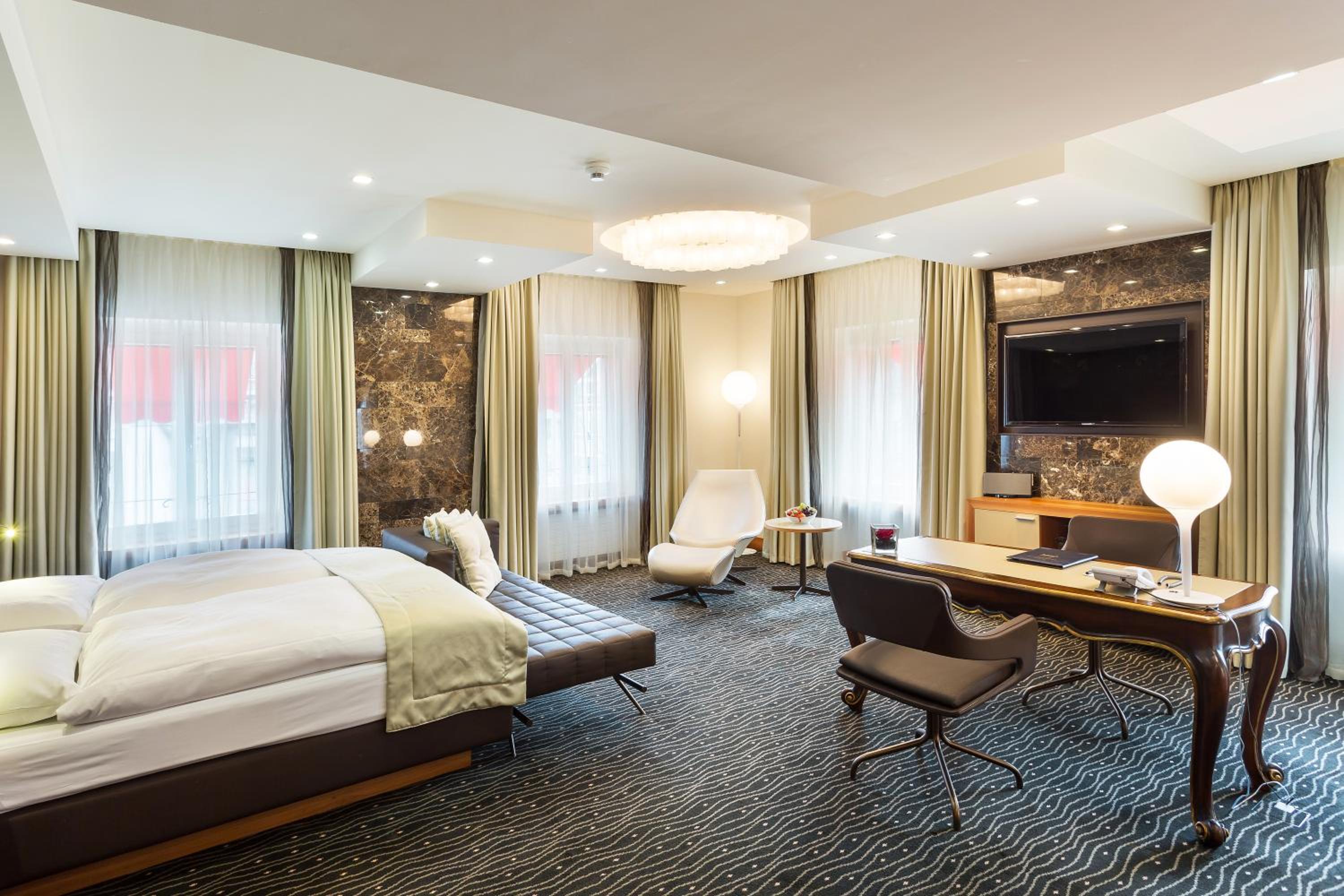 Senior Suite - Photo 2