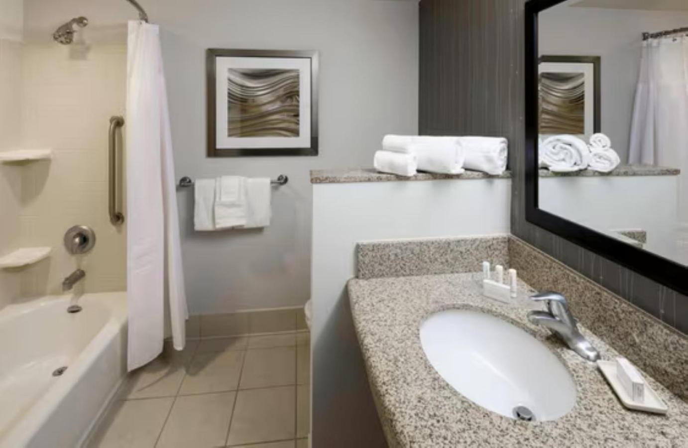 King Room with Adapted Tub - Mobility Accessible - Photo 3