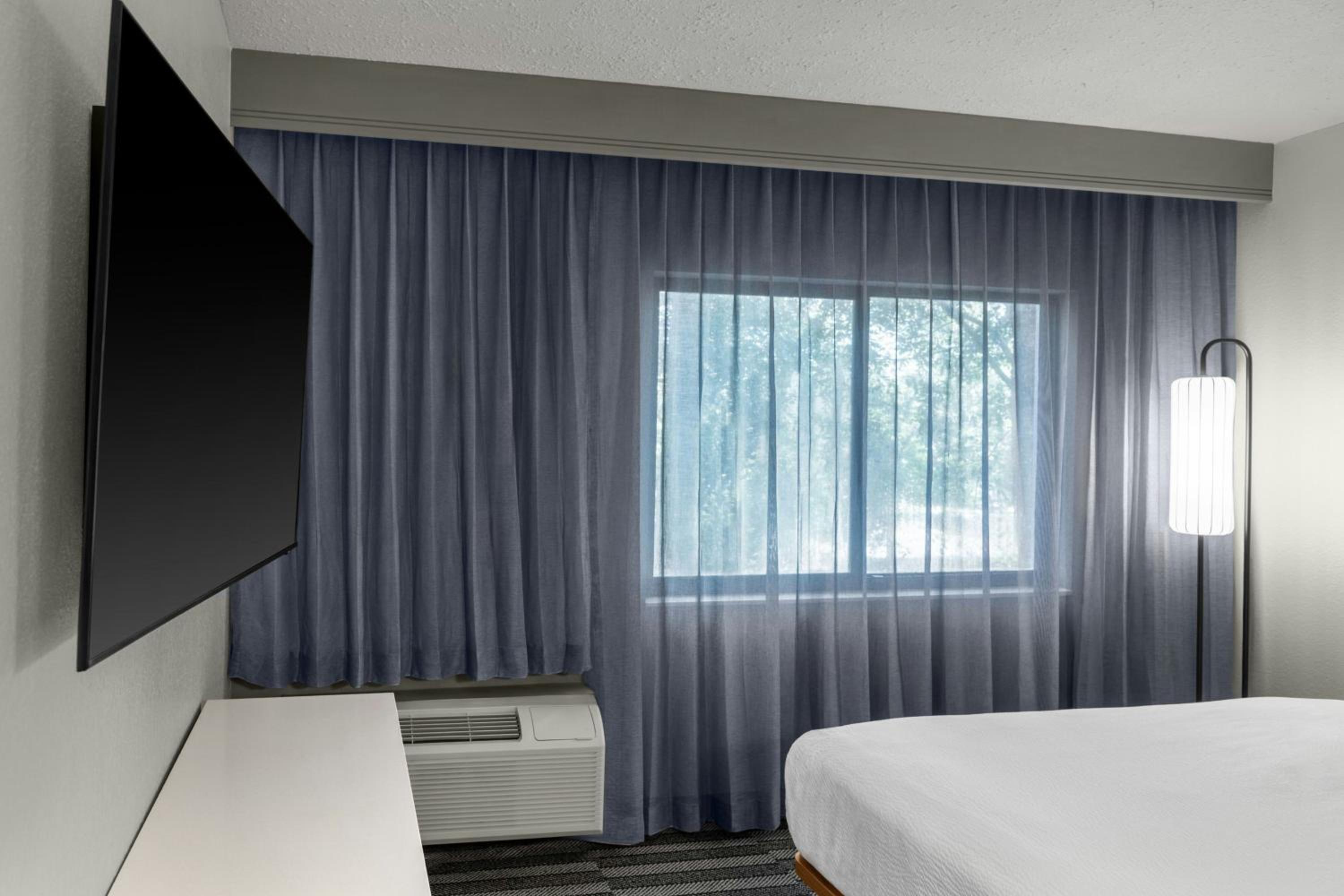 One-Bedroom King Suite with Balcony and Sofa Bed - Photo 3