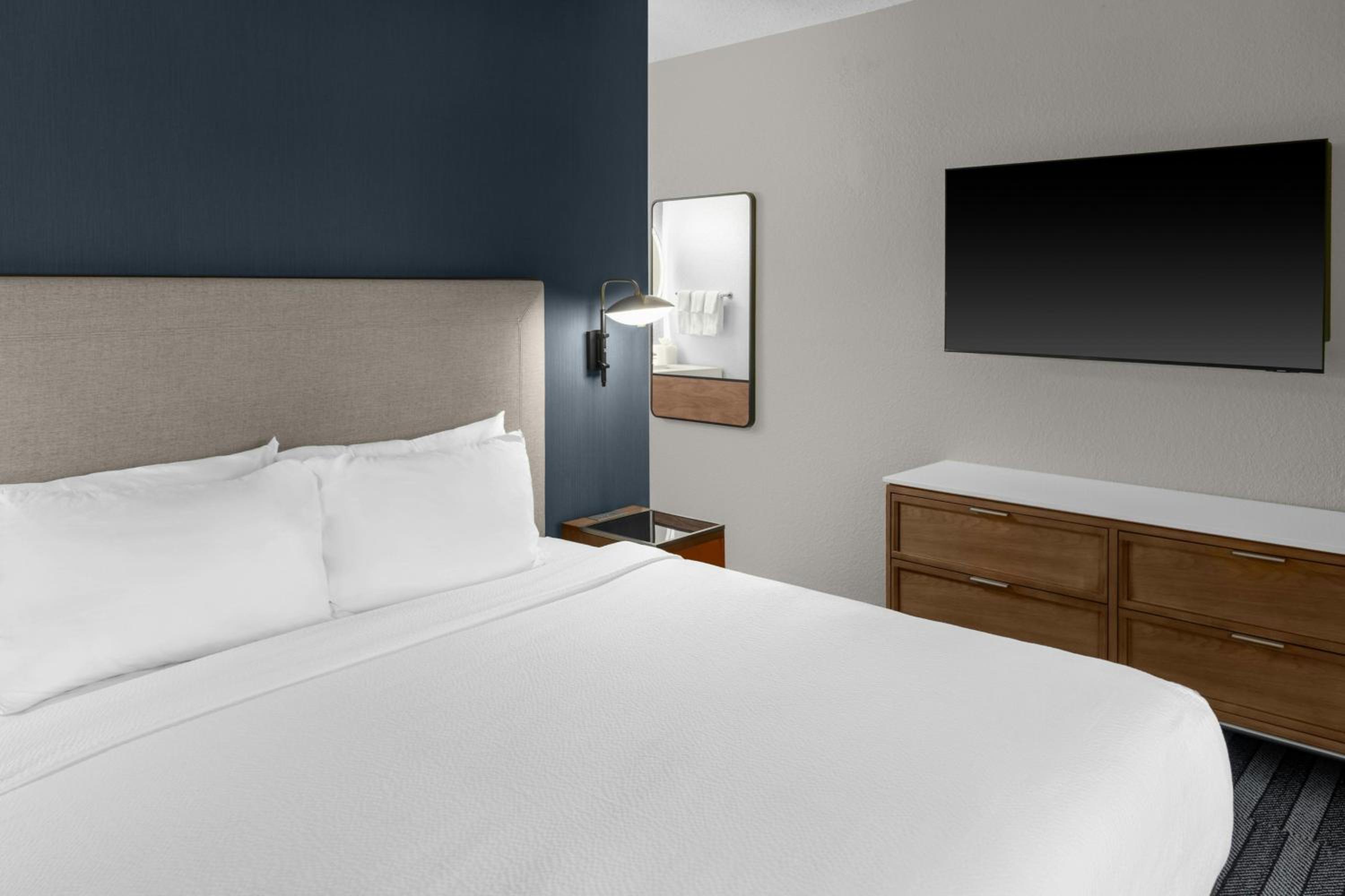 One-Bedroom King Suite with Balcony and Sofa Bed - Photo 2