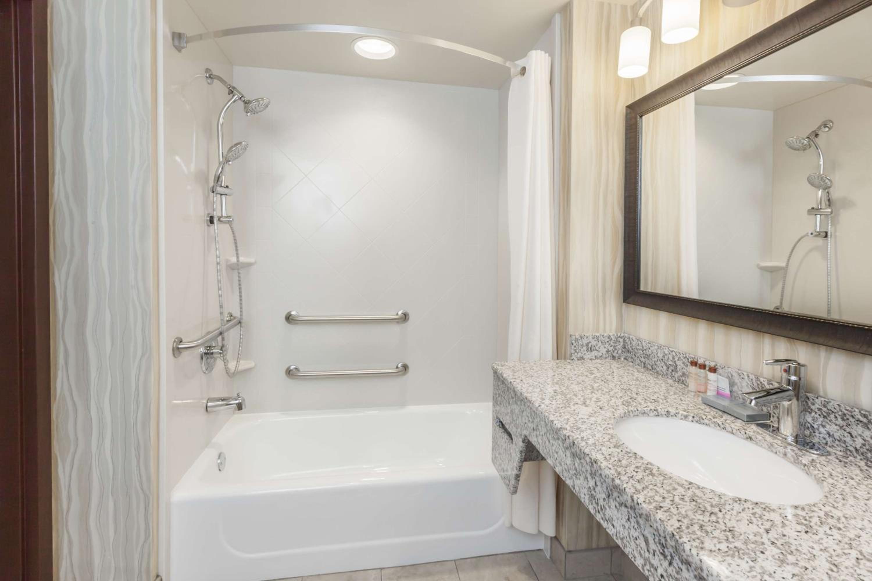 King Room with Roll-in Shower - Mobility Access/Non-Smoking - Photo 2
