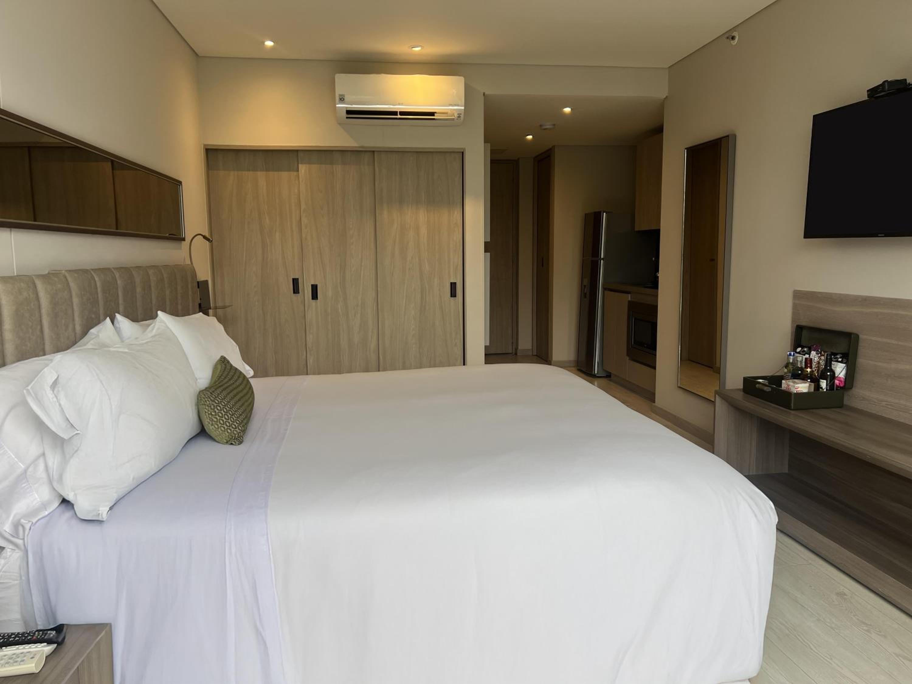 Superior King Room with Kitchenette - Photo 6
