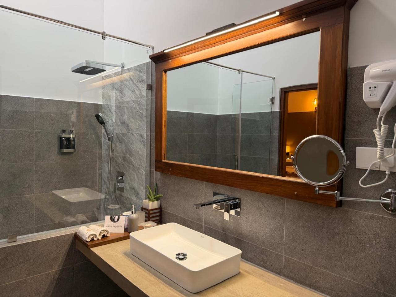 Superior King Suite photo 3