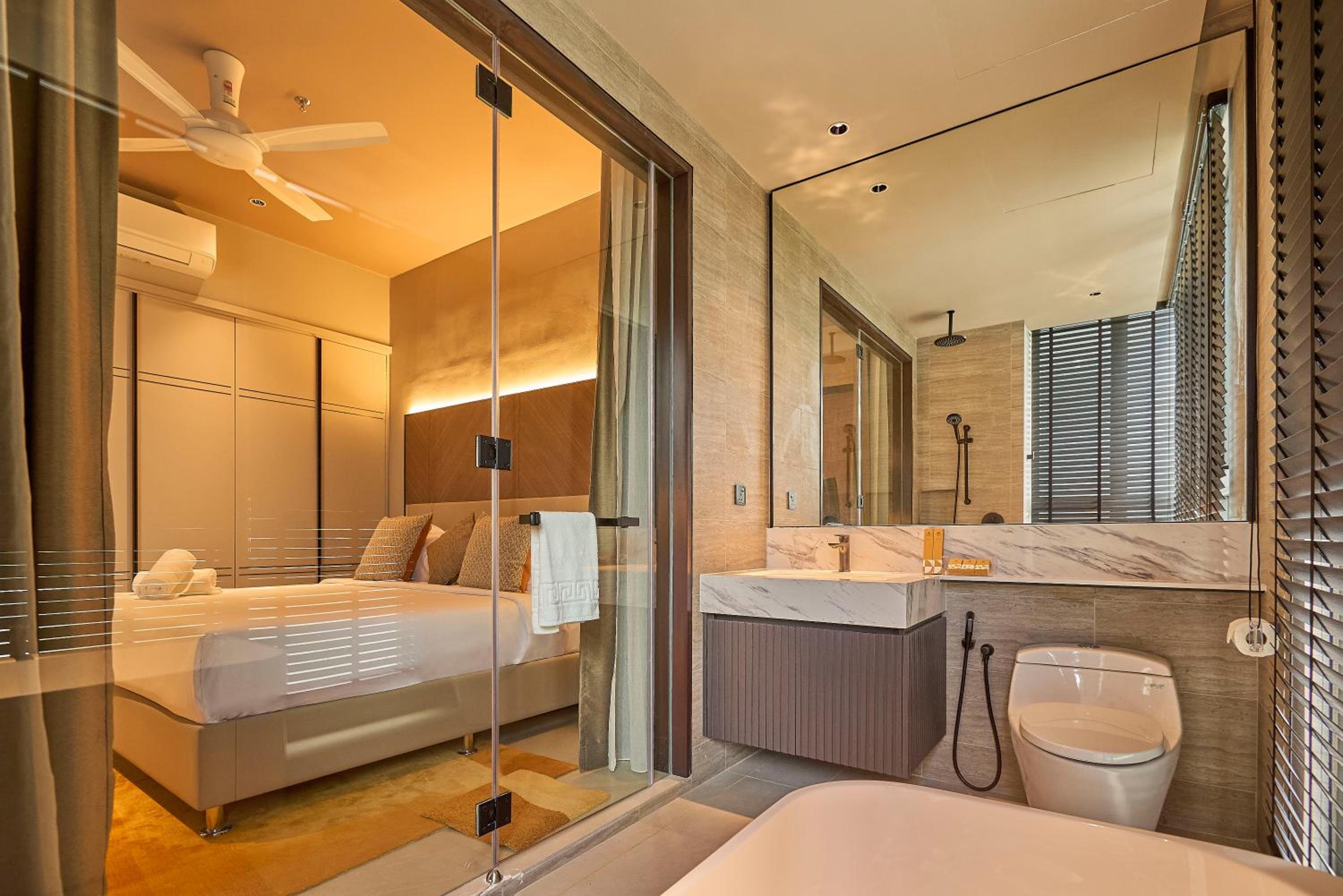 One-Bedroom Suite with Bathtub