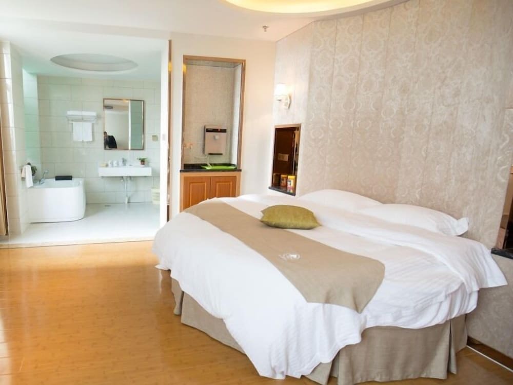 Deluxe King Room photo 1