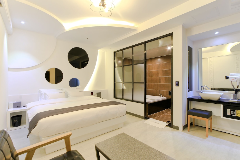 Deluxe Room - Photo 17