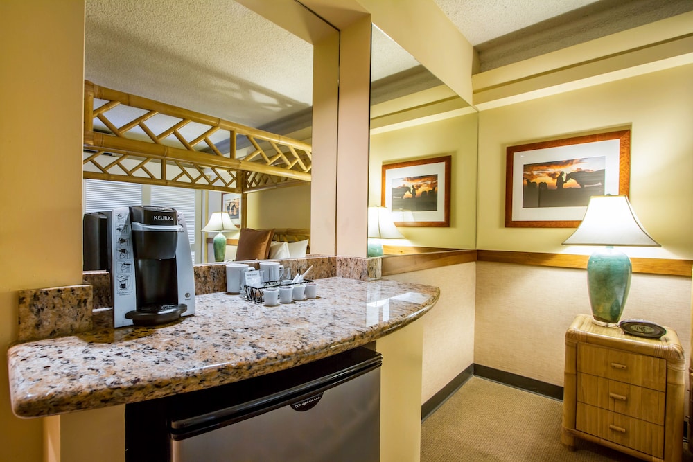 Room, 1 Queen Bed, City View - Photo 7