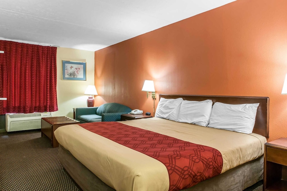 Standard Room, 1 King Bed, Non Smoking - Photo 5