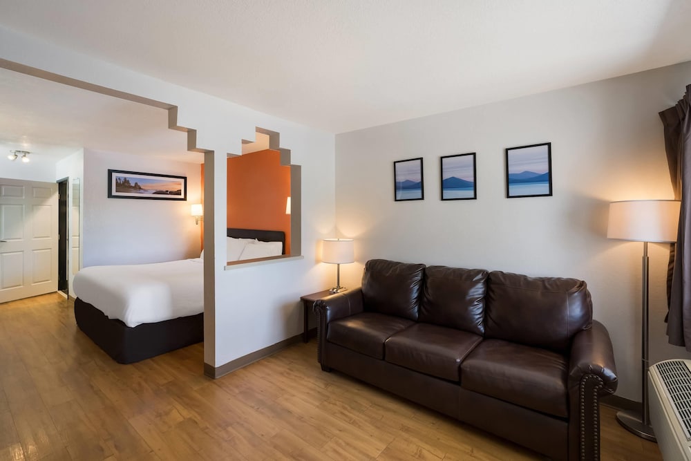 Suite, 1 King Bed with Sofa bed, Non Smoking photo 2