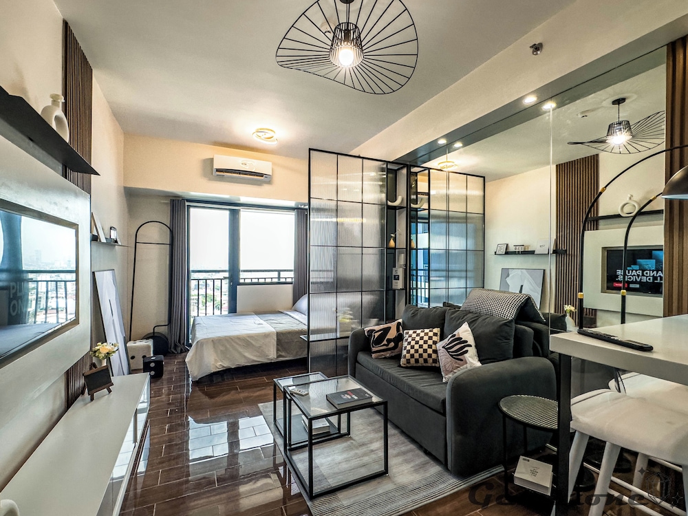 Luxury Condo, 1 Queen Bed with Sofa bed, Pool View