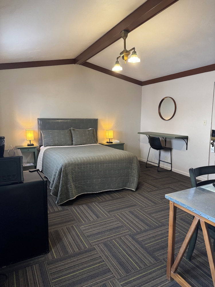 Standard Room, 1 Queen Bed photo 1