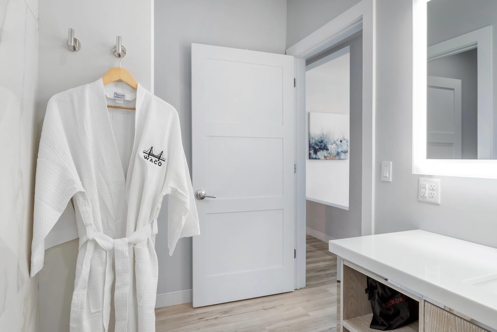 Suite, 1 King Bed, Accessible, Non Smoking photo 2