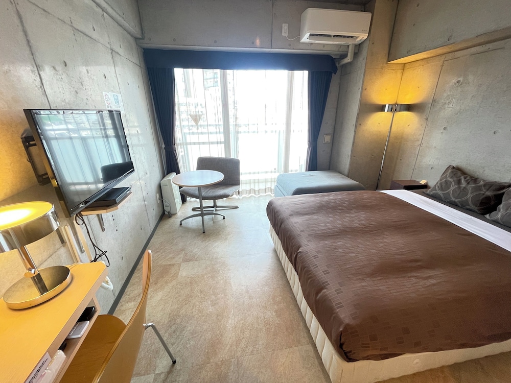 Double Room, Smoking
