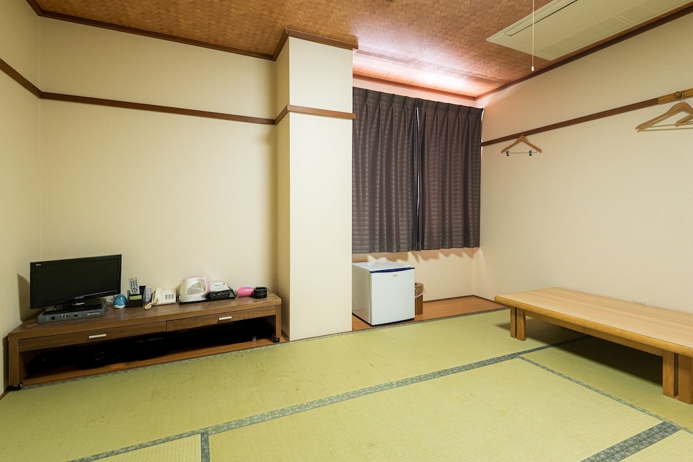 Japanese Room with Shared Bathroom - Twin, Smoking photo 2