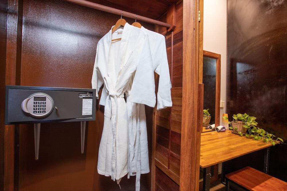 Deluxe Triple Room - Photo 10