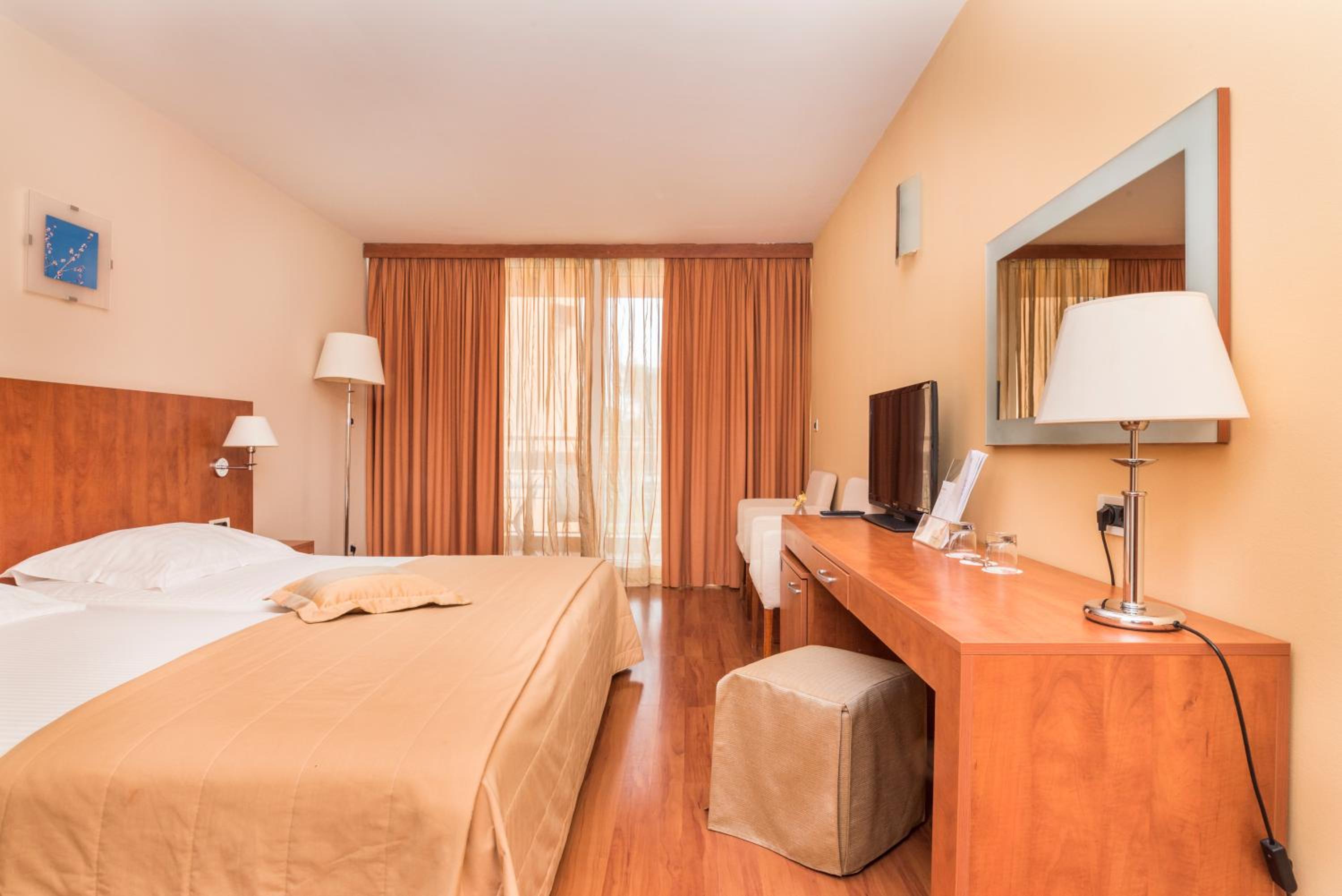 Classic Room with Balcony - Park Side - Photo 6