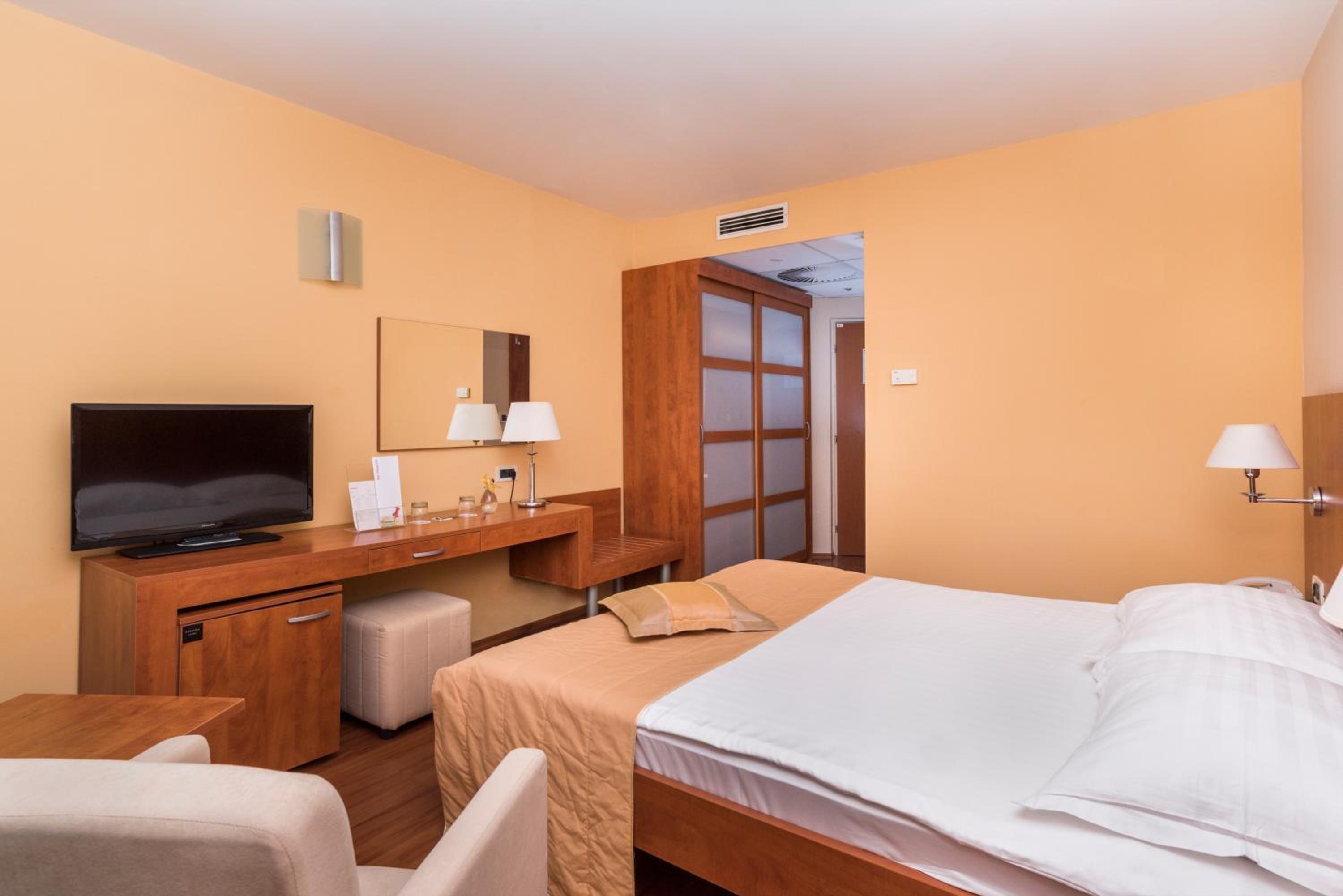 Economy Room with French Bed - Park Side - Photo 4
