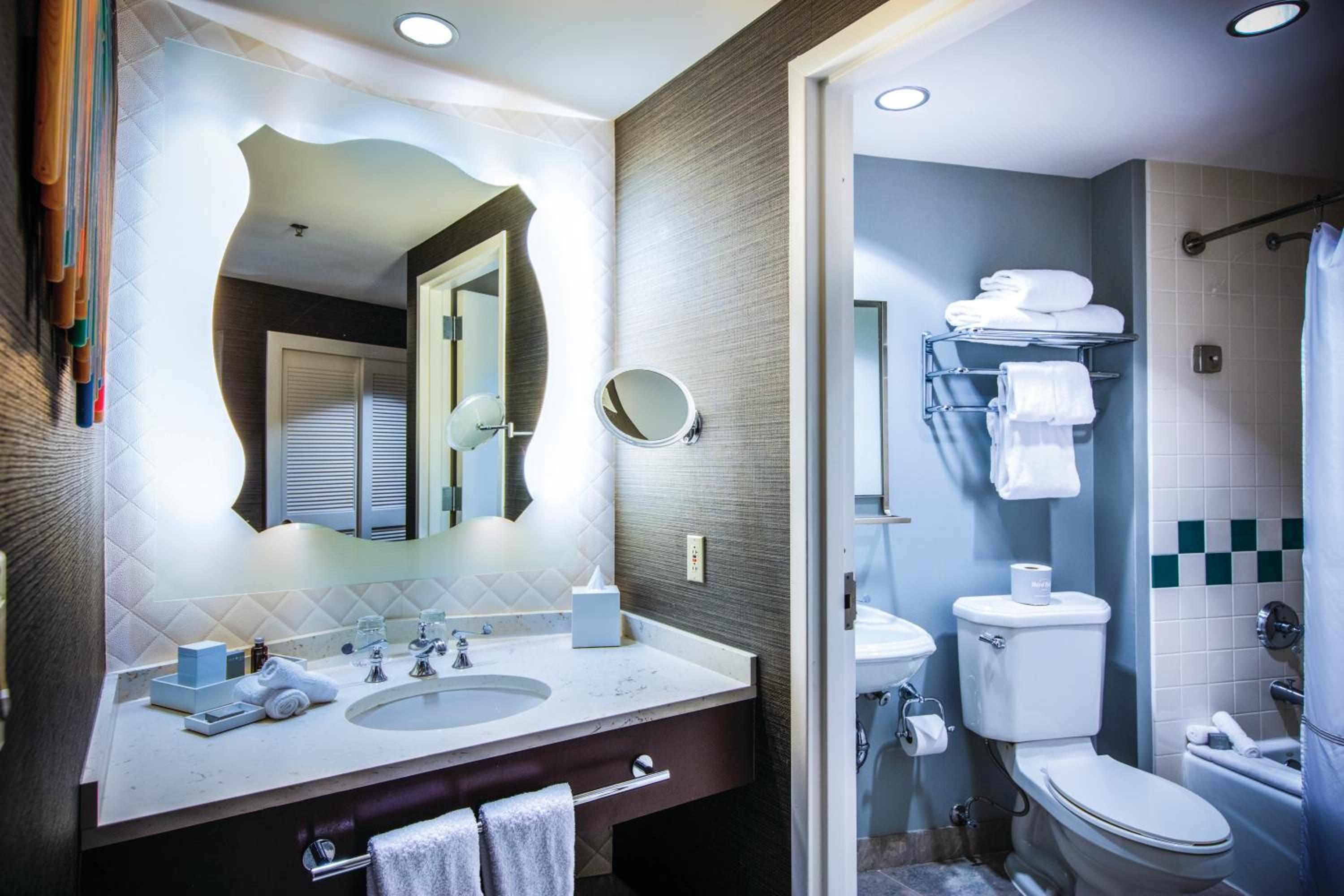 Deluxe King Room (Includes FREE^ Universal Express Unlimited)