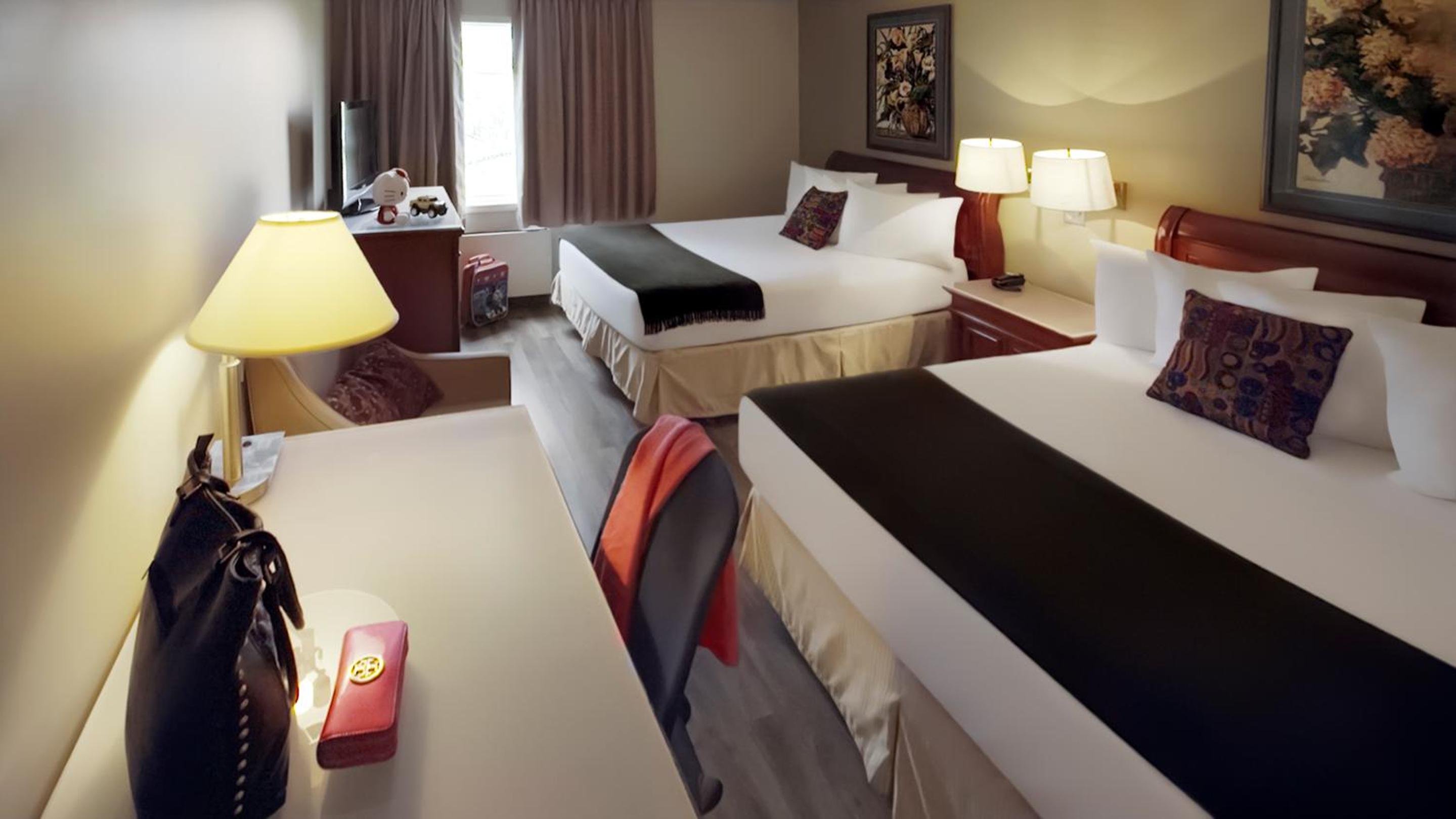 Quadruple Room with Two Queen Beds - Non Smoking photo 1