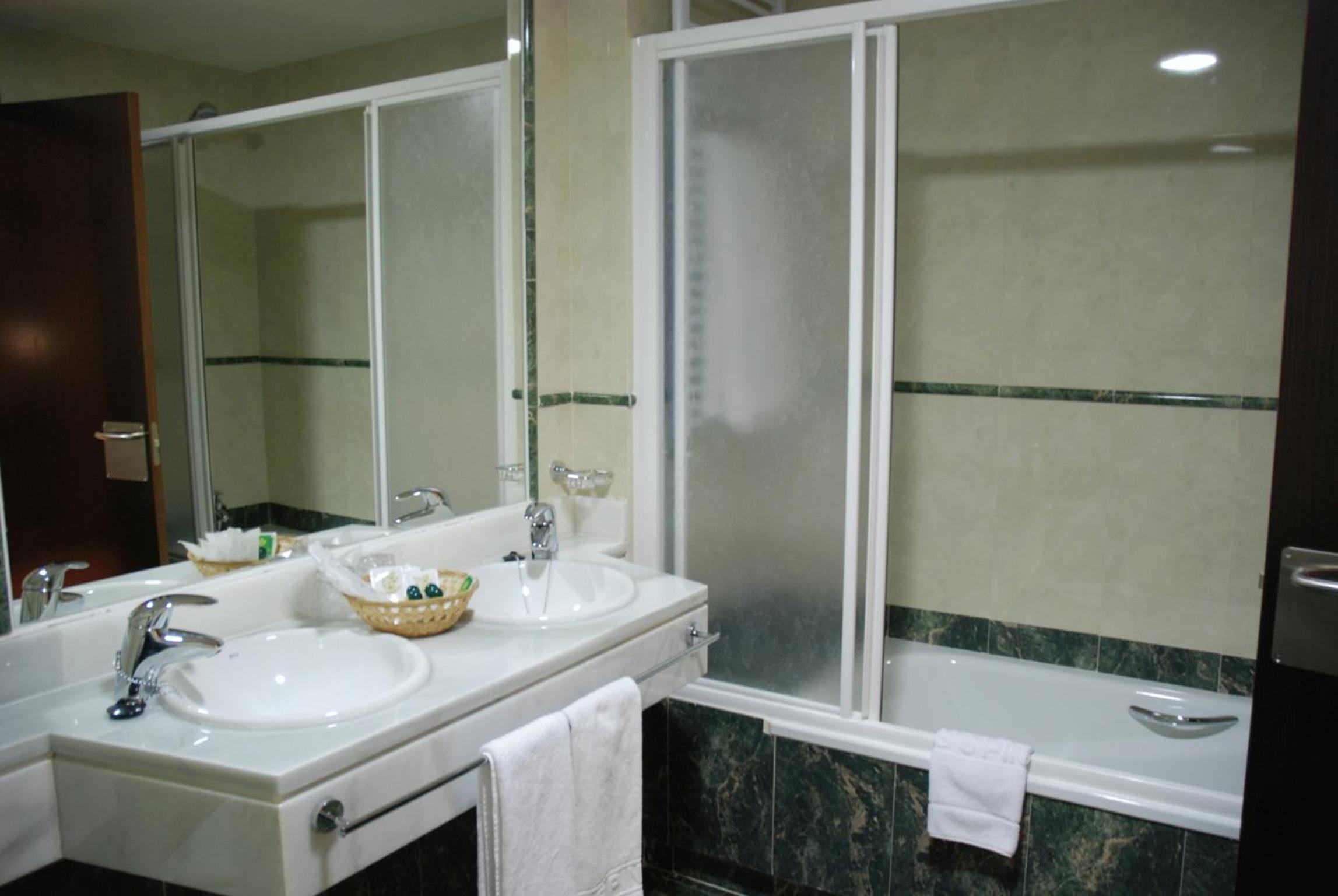 Twin Room with Extra Bed - Photo 2