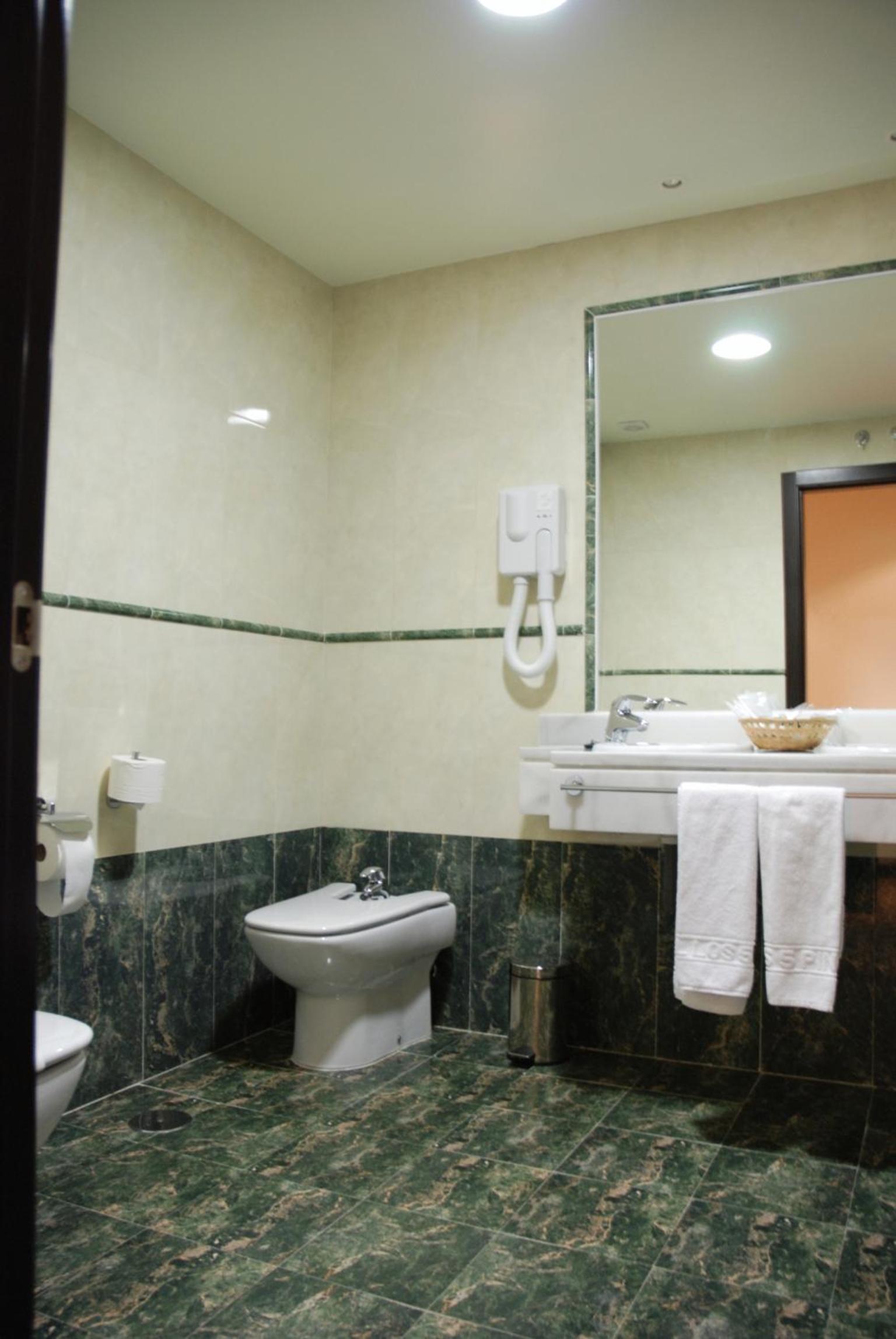Twin Room (1 Adult) - Photo 6