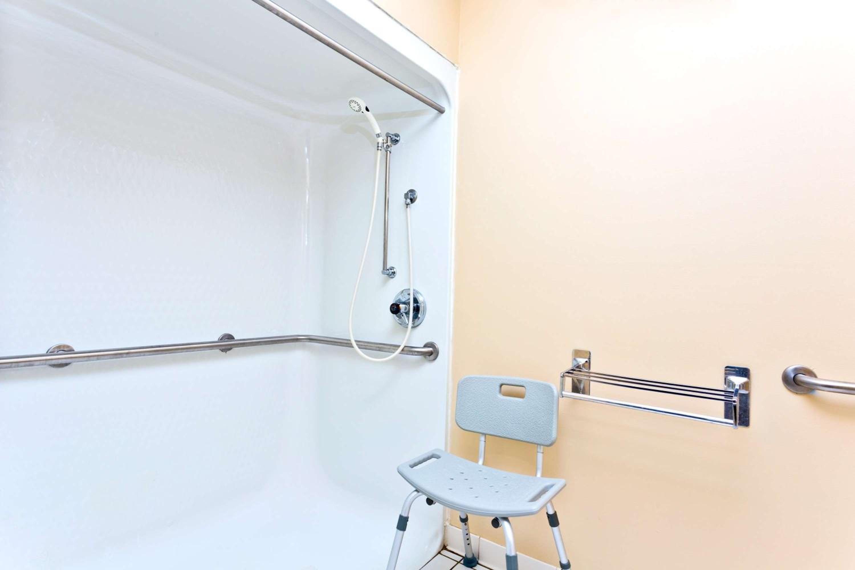 Queen Room - Disability Access - Non-Smoking - Photo 2