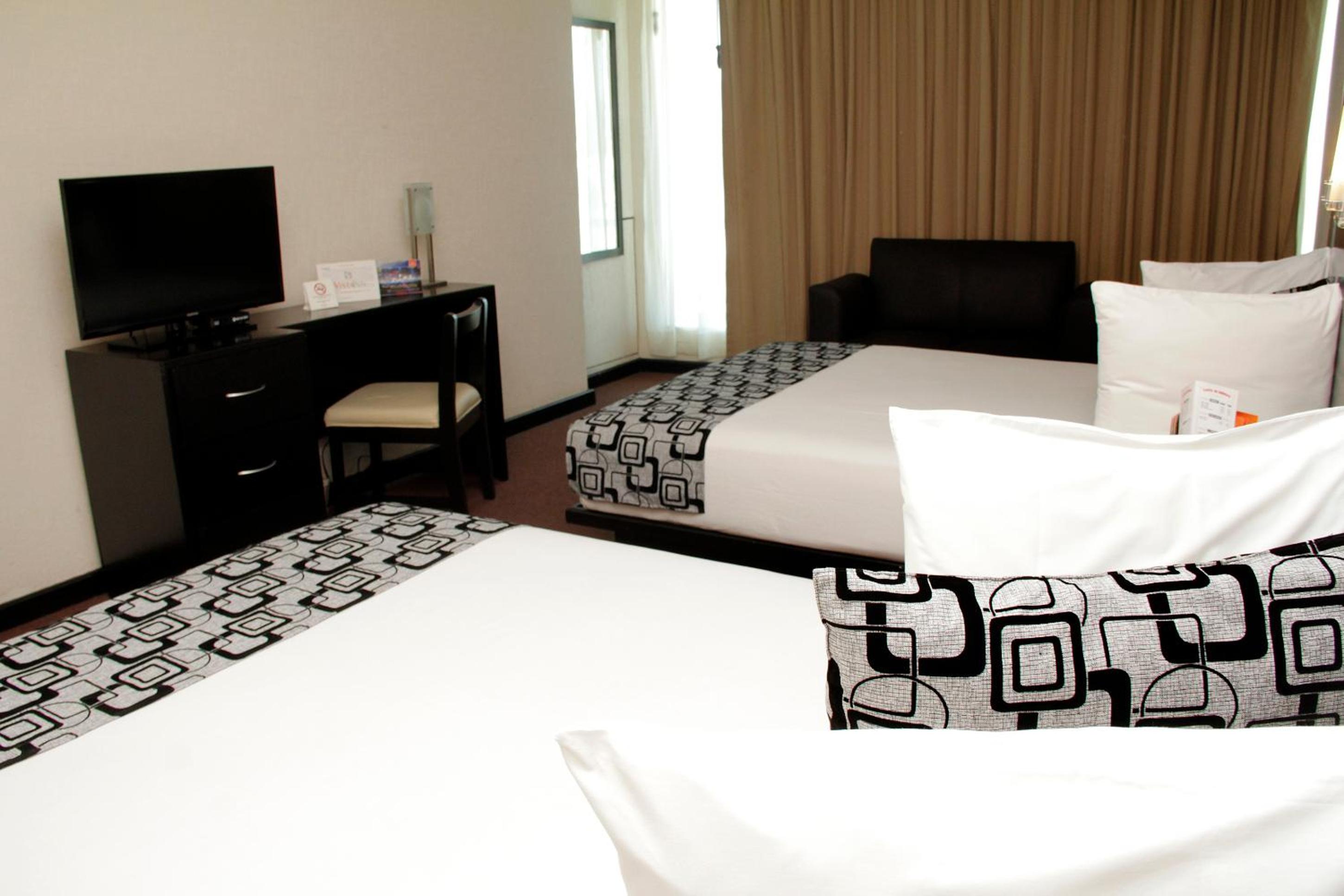 Double Room with Two Double Beds - Non-Smoking - Photo 3