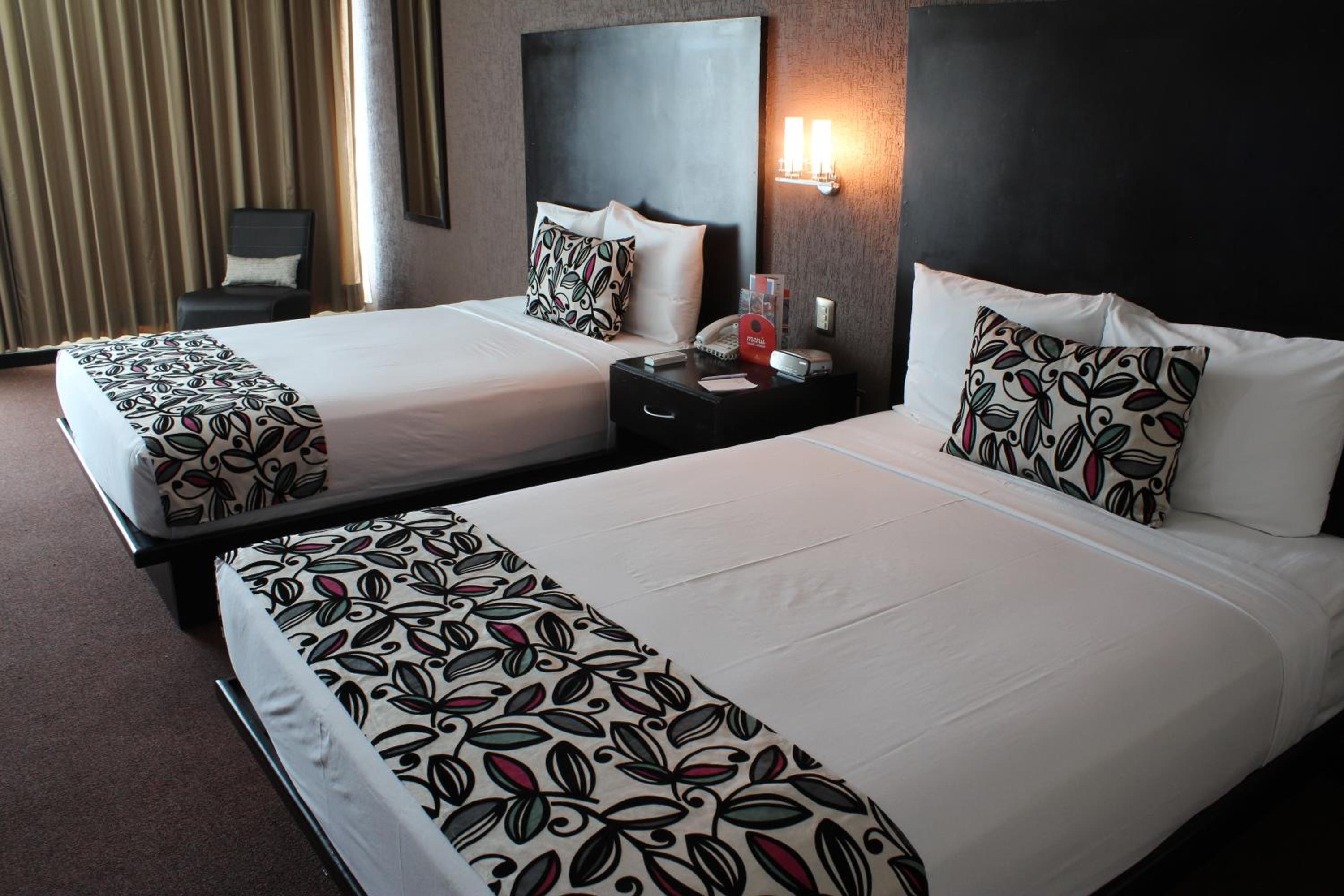 Double Room with Two Double Beds - Non-Smoking - Photo 2