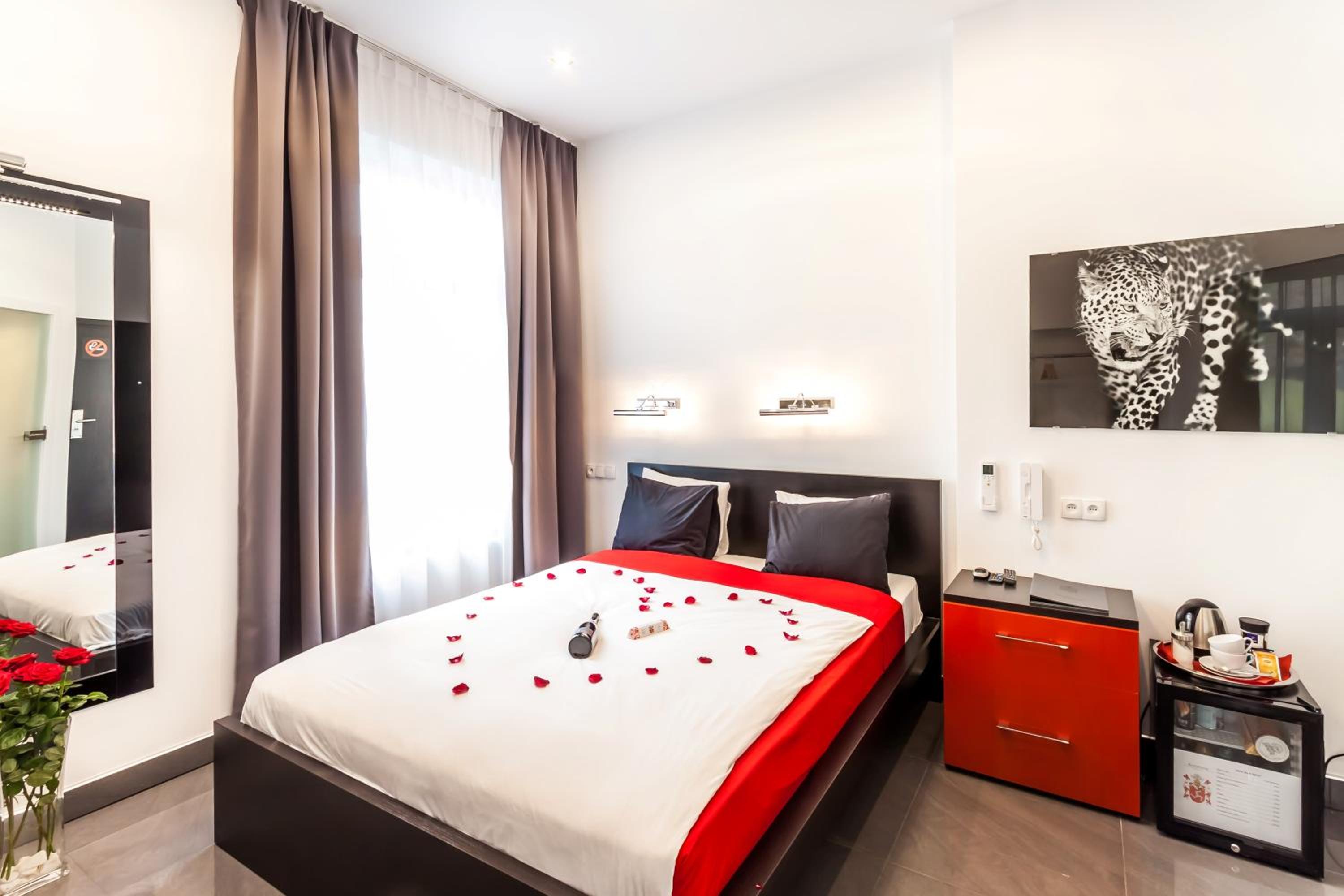 Luxury King Room with 2-person Hot Tub - Photo 44