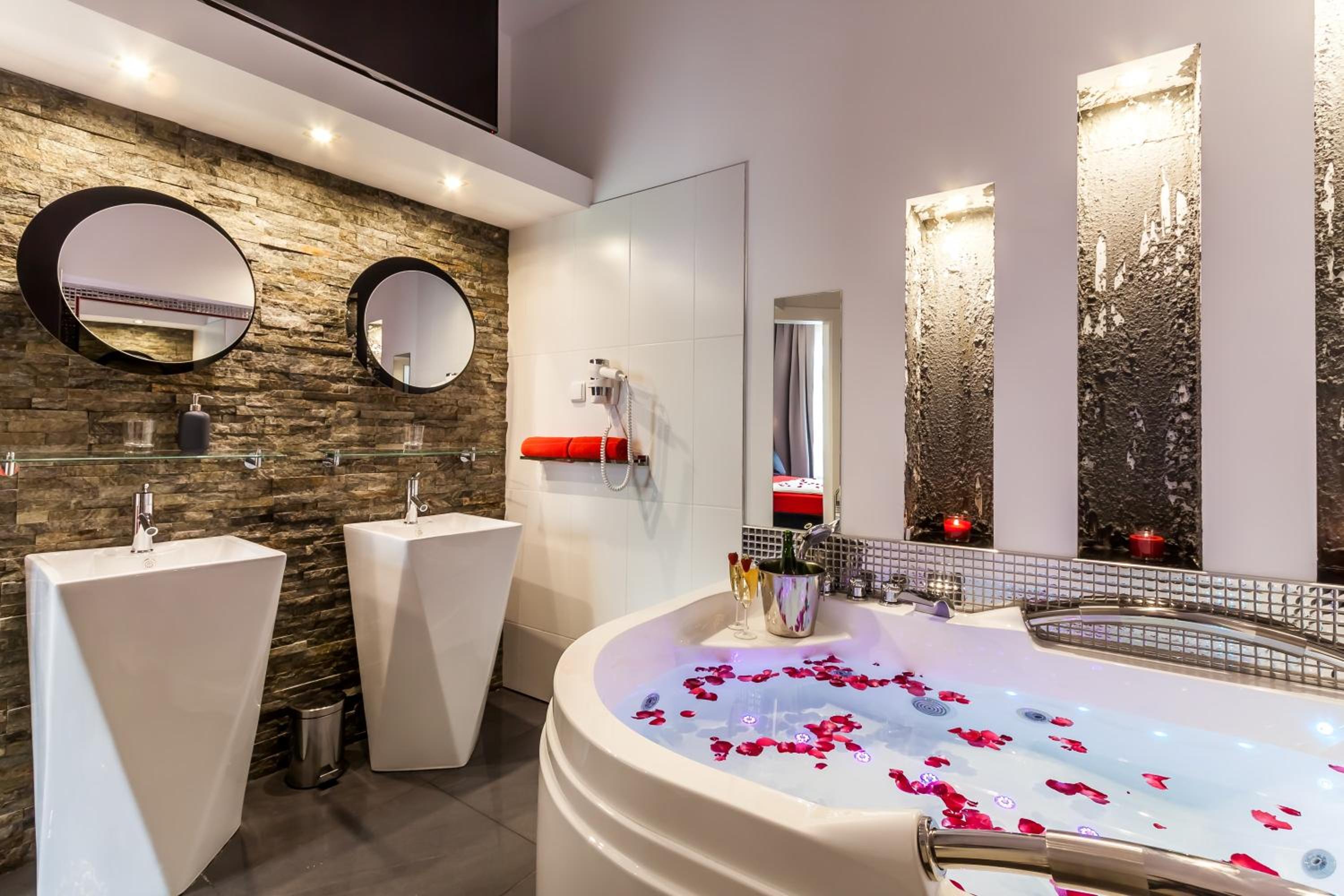Luxury King Room with 2-person Hot Tub - Photo 41