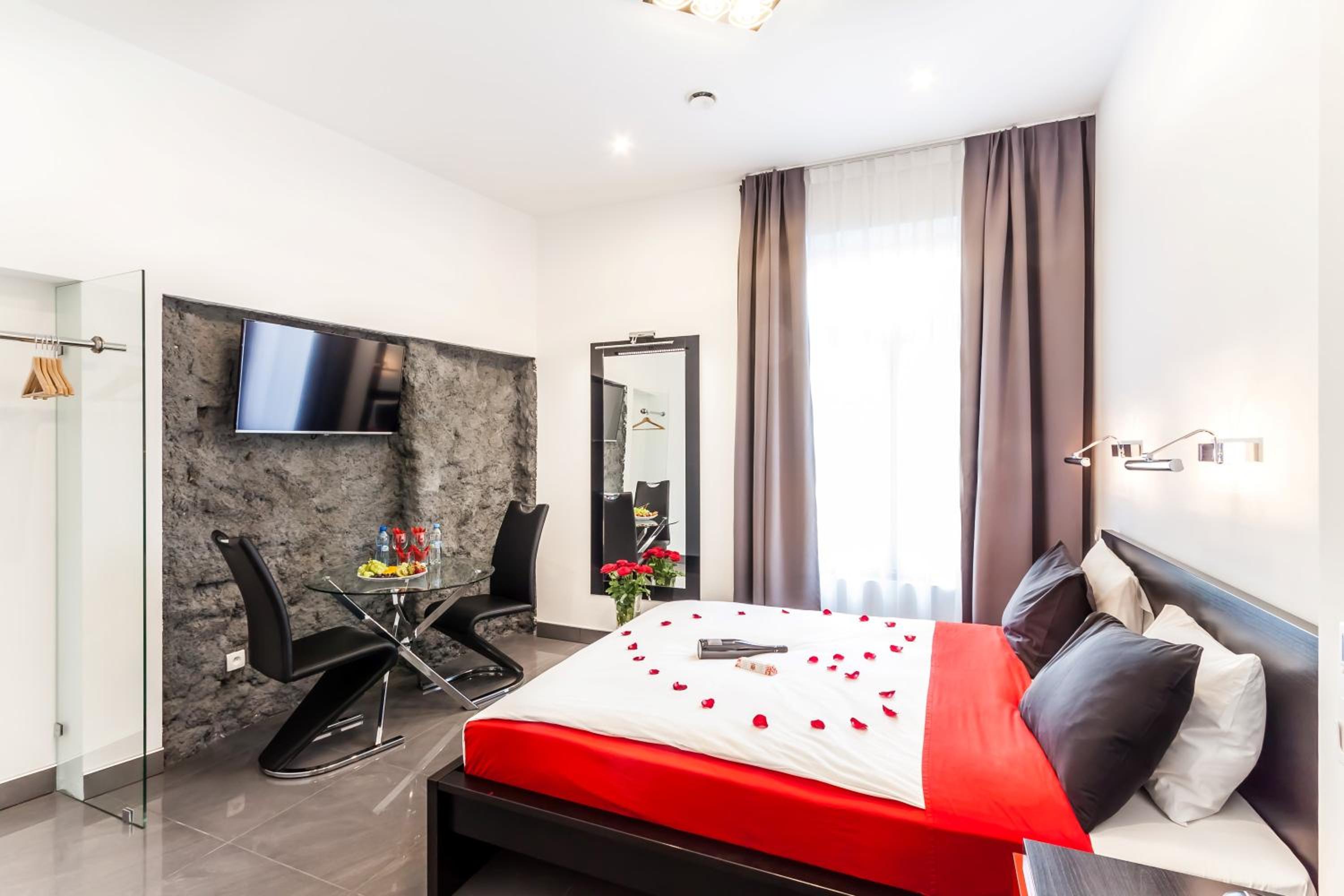 Luxury King Room with 2-person Hot Tub - Photo 42