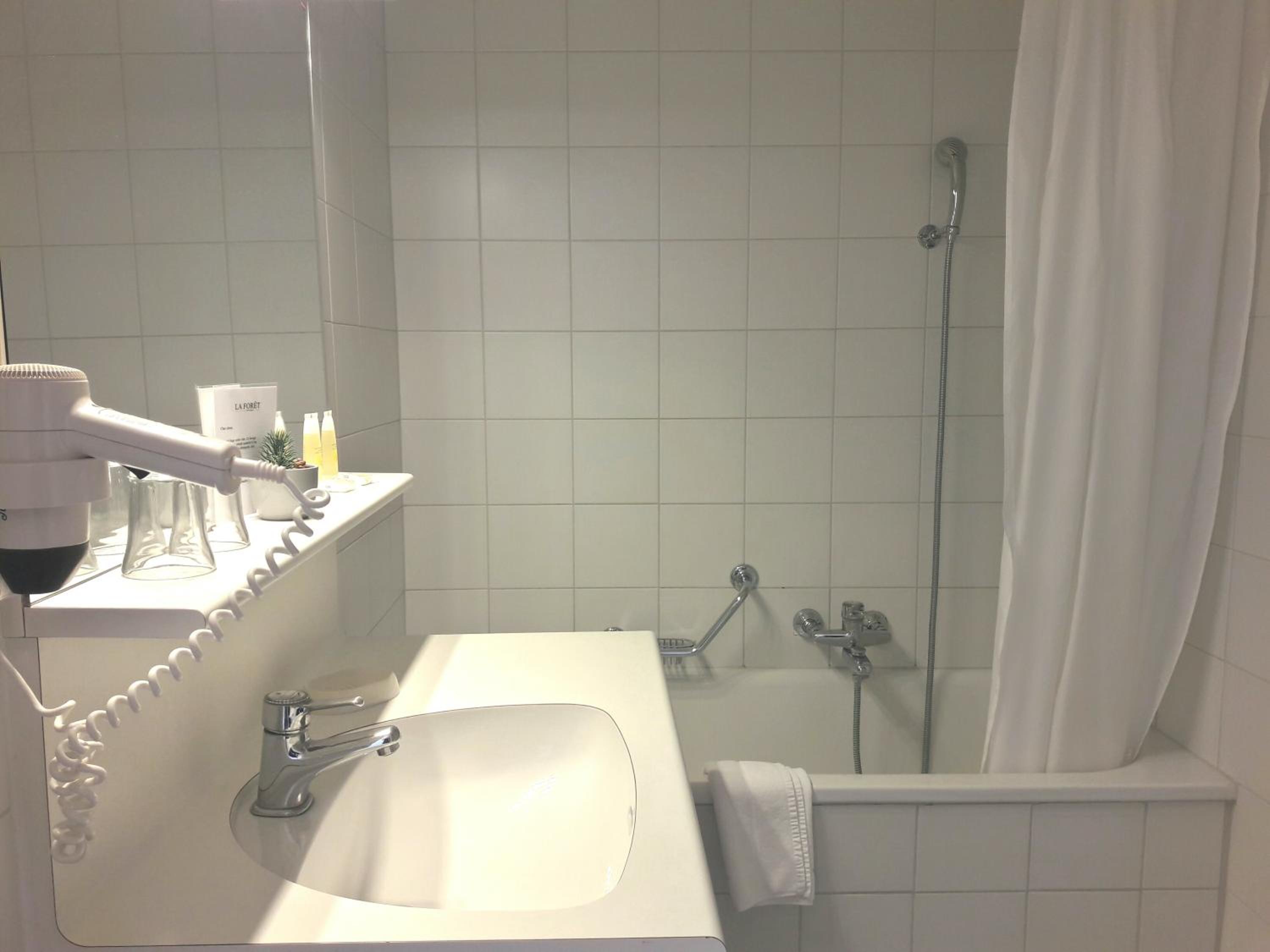 Double or Twin Room with Balcony - Photo 4