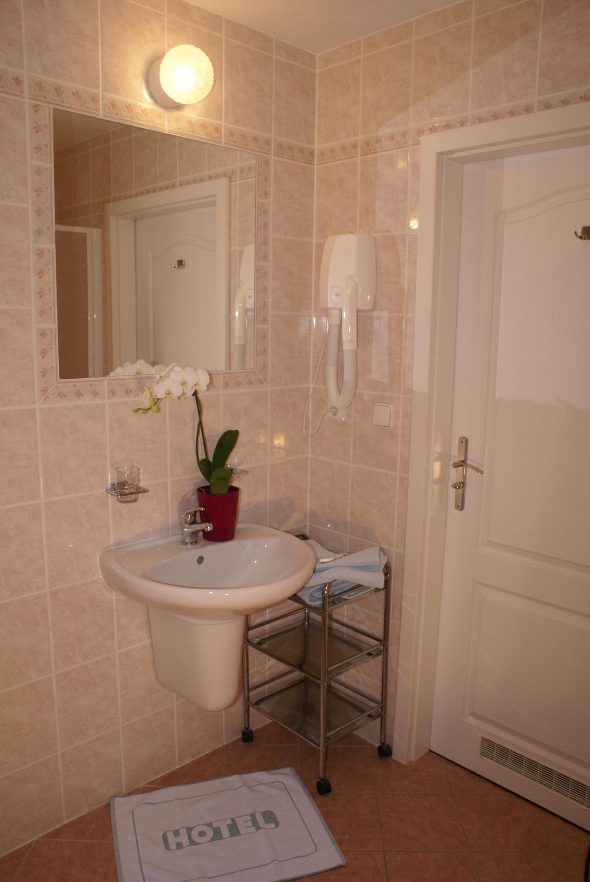 Double Room - Photo 6