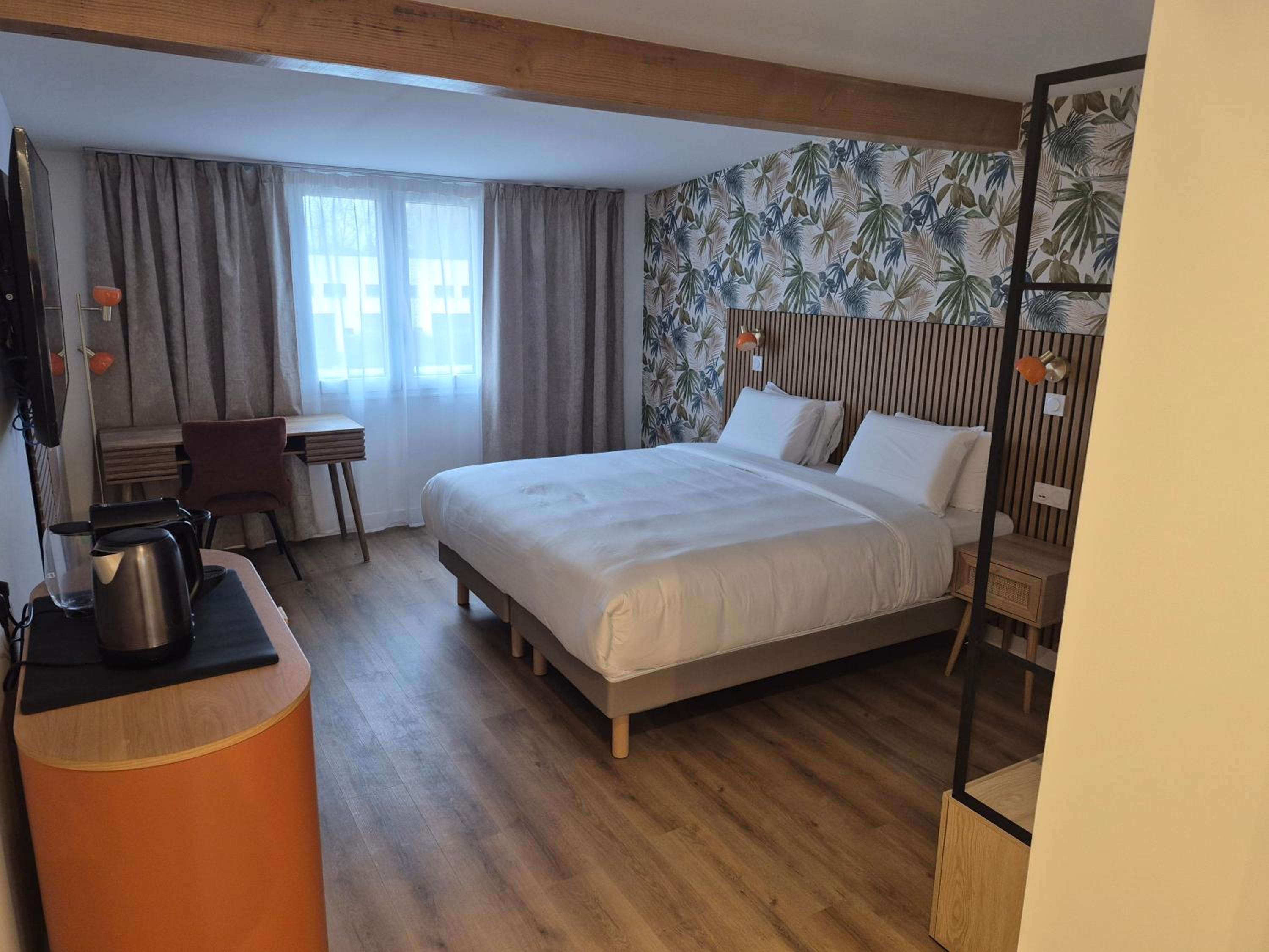 Two-Bedroom Signature King Suite with Sofa Bed - Photo 4