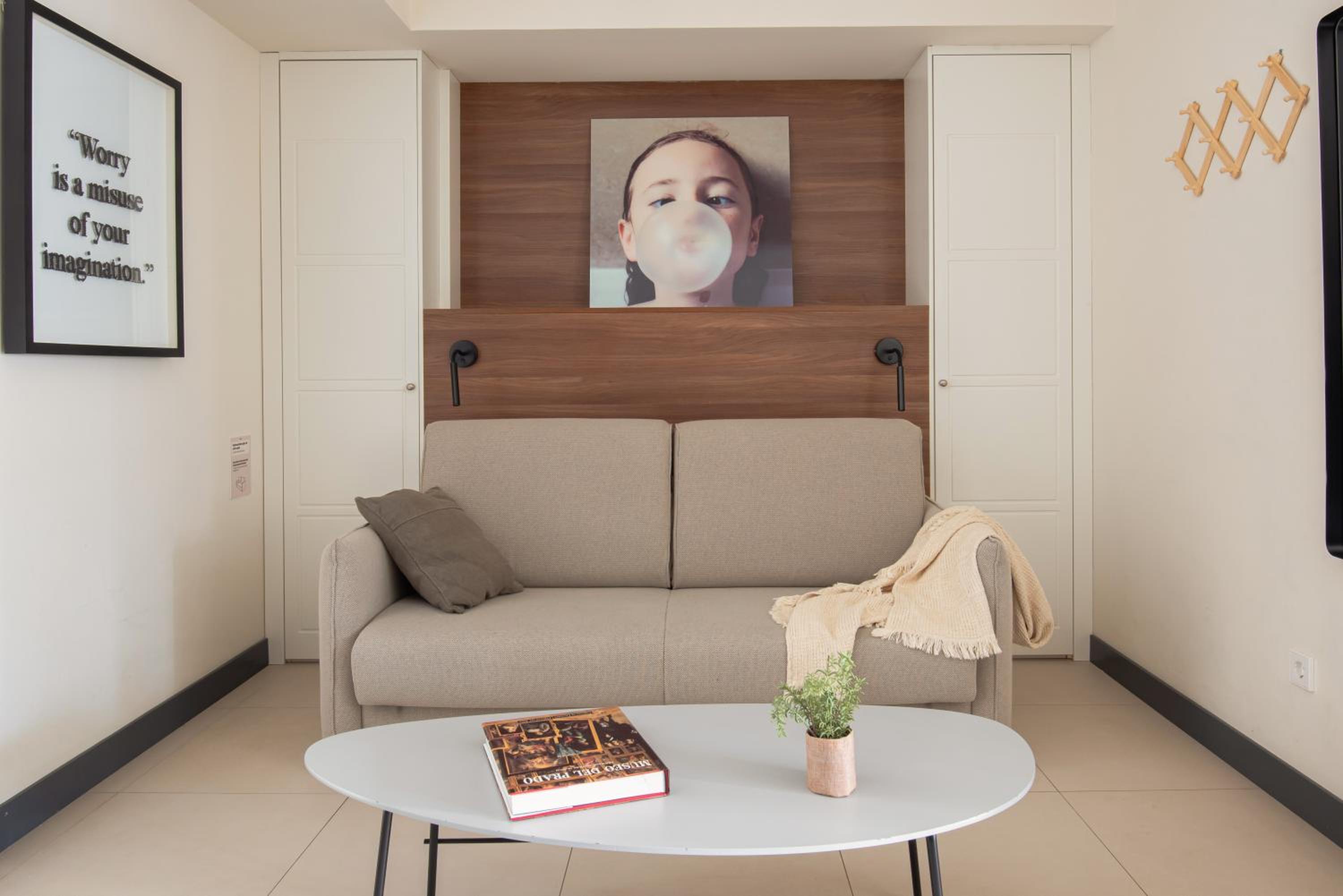 One-Bedroom Deluxe Apartment - Photo 2