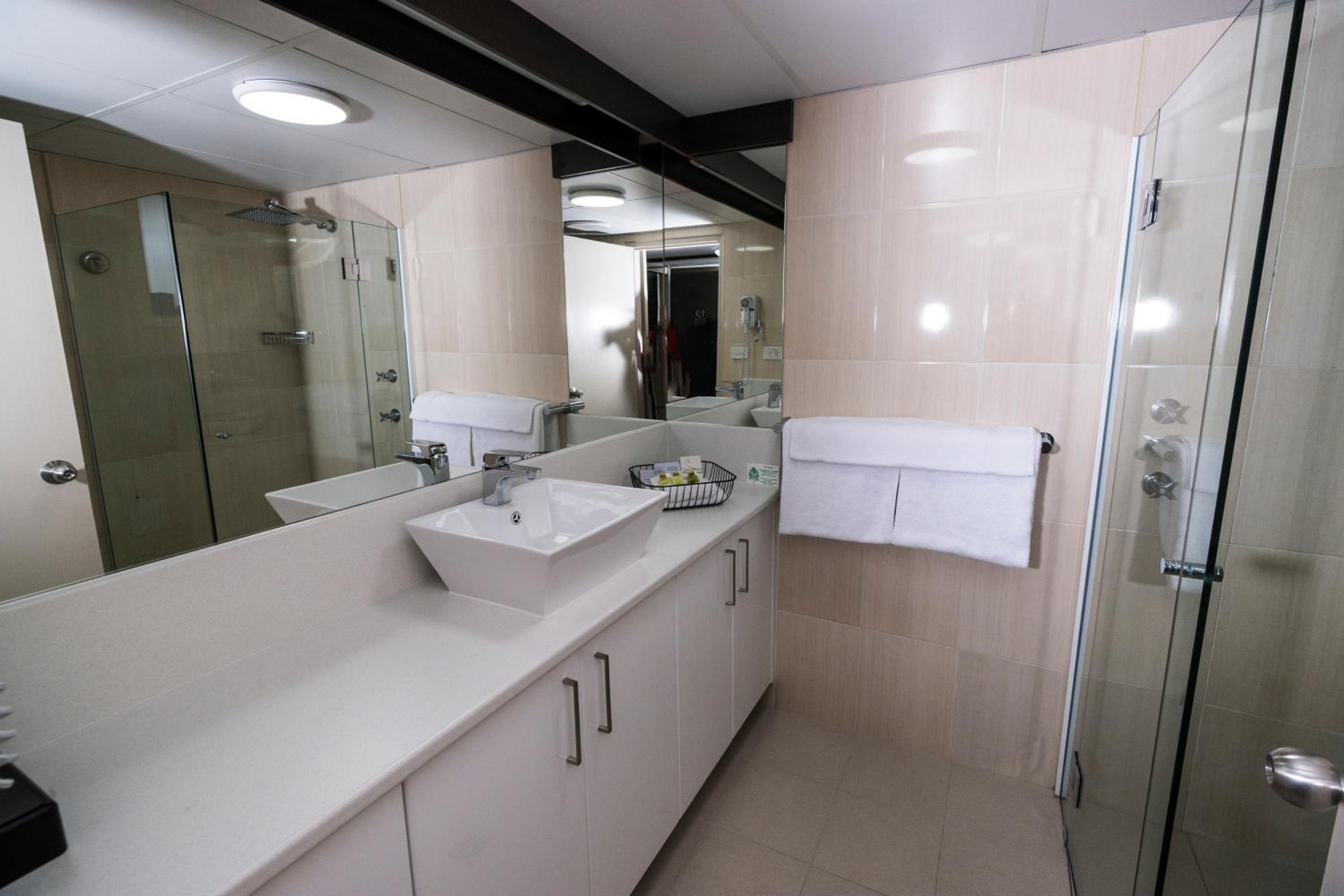 Executive Suite - Photo 9