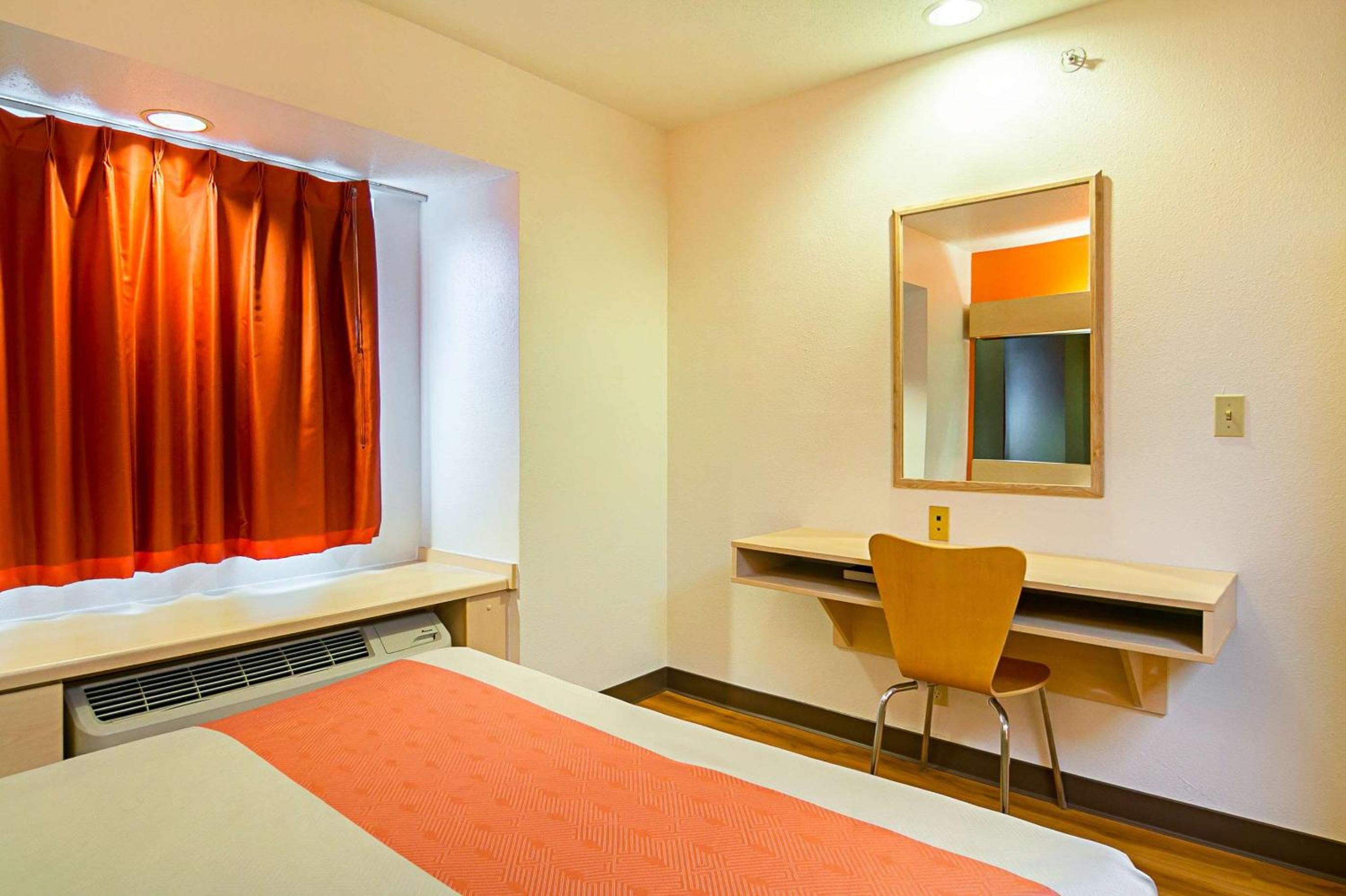 Queen Room - Non-Smoking - Photo 7