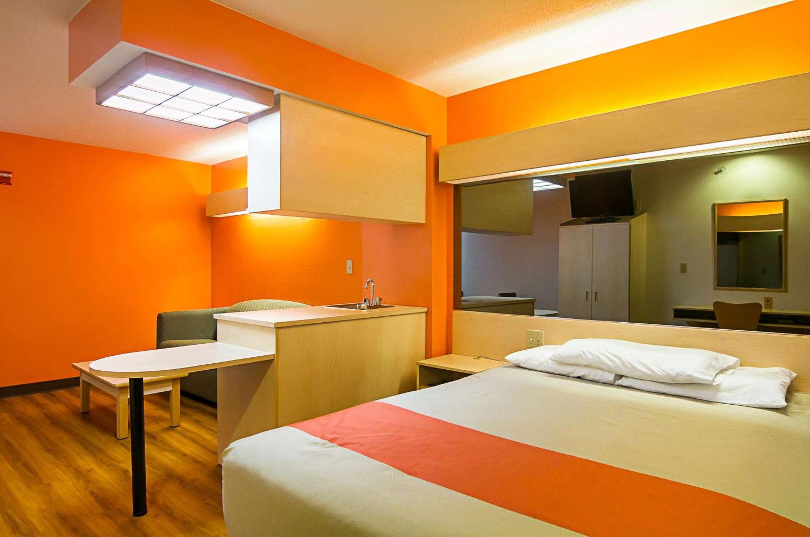 Queen Room - Non-Smoking - Photo 6