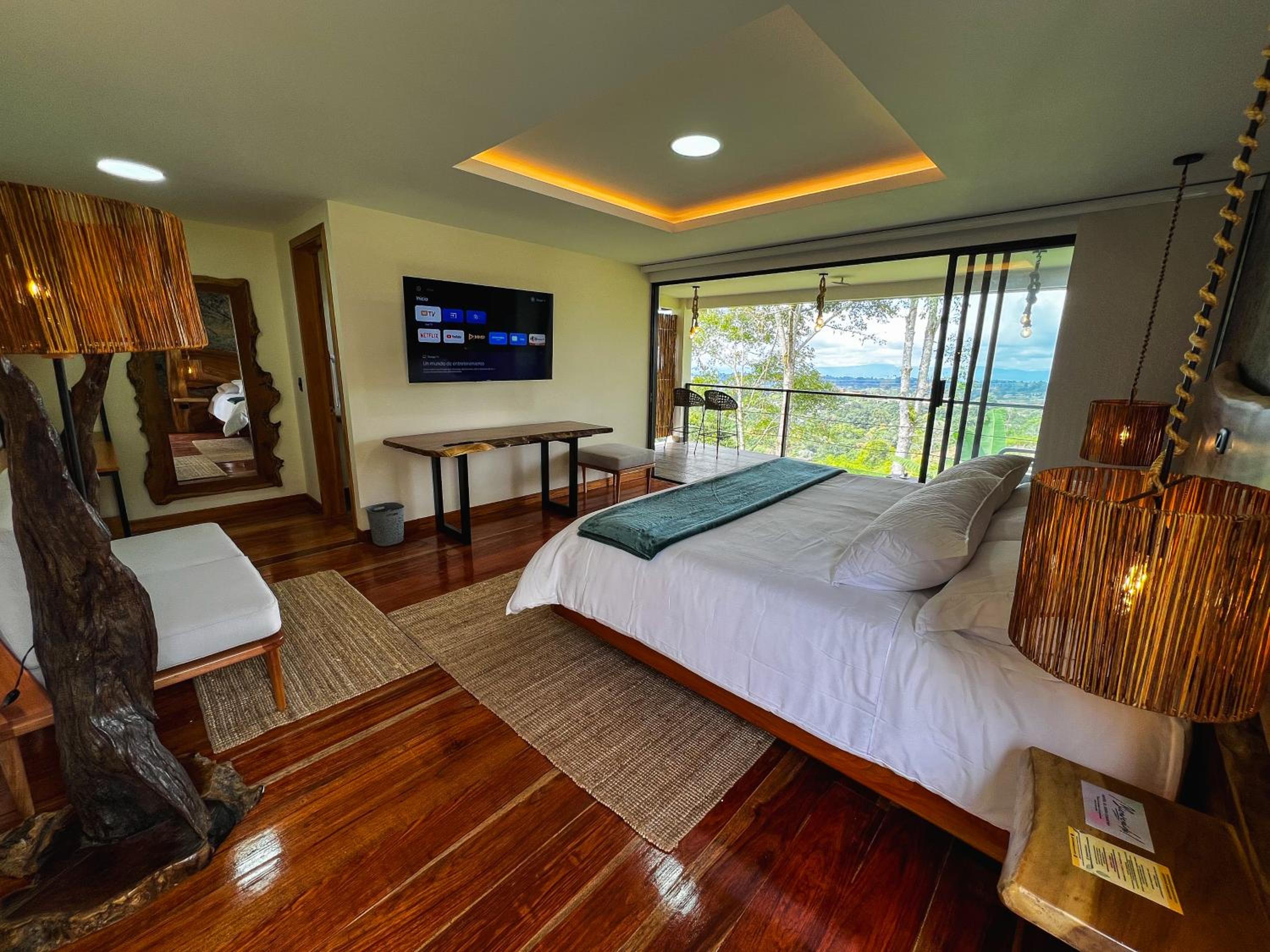 Deluxe Suite with Spa Bath photo 2