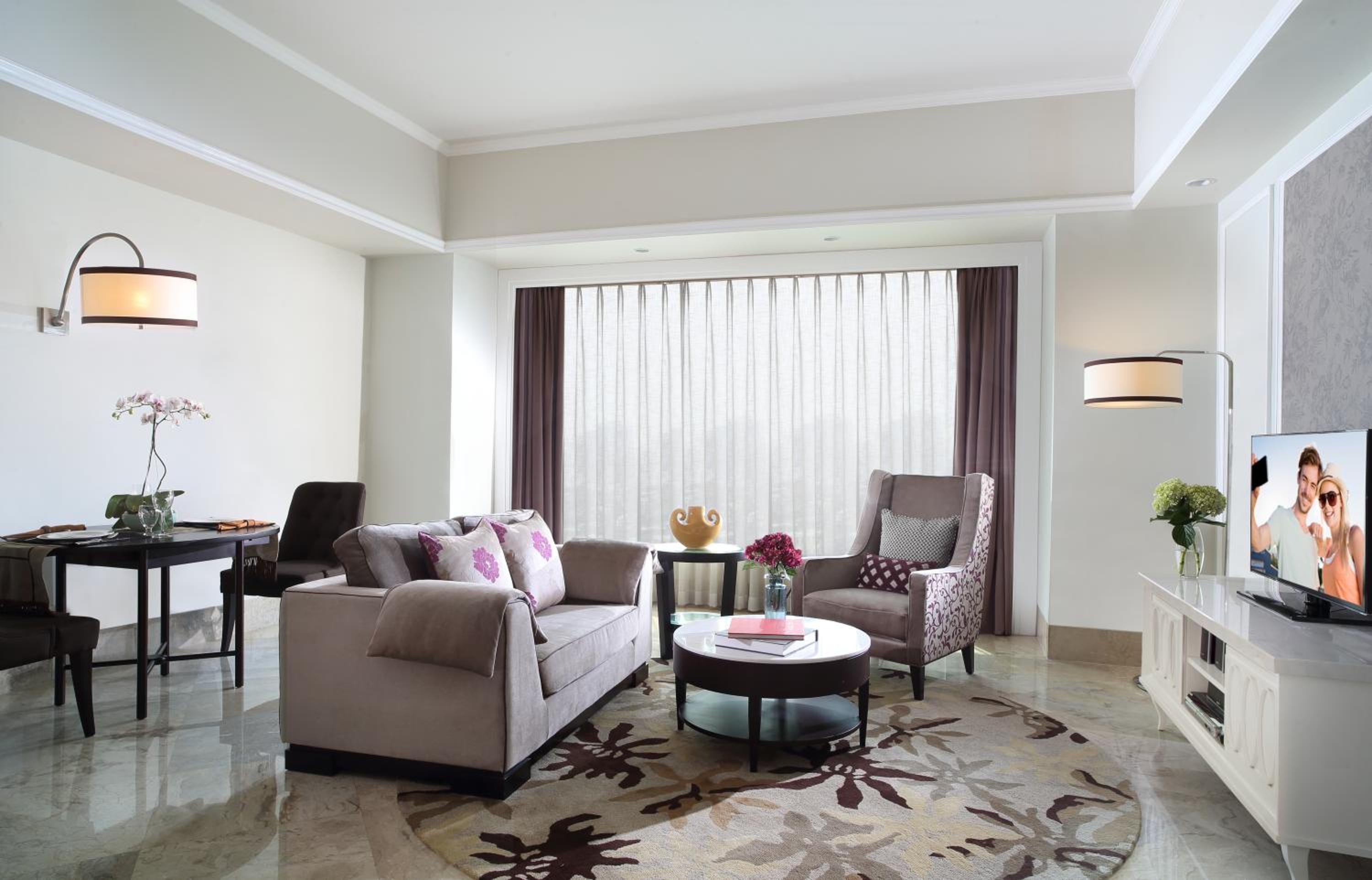 Premier One-Bedroom Apartment - Photo 4