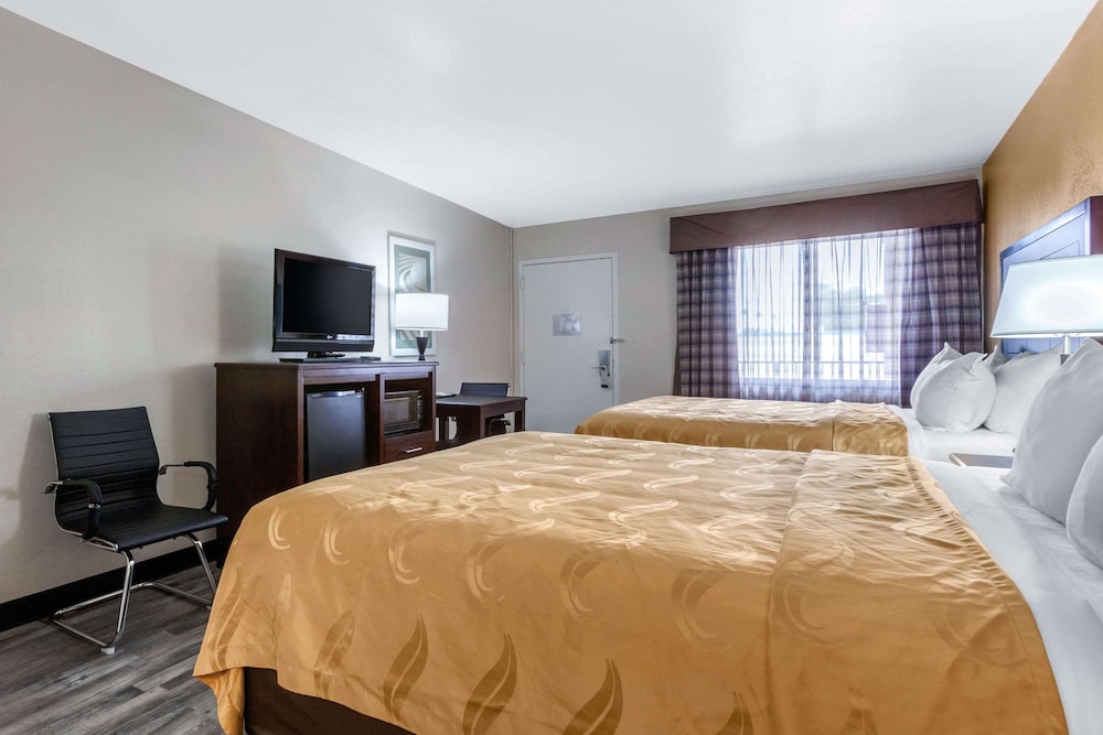 2 Queen Beds, Nonsmoking, Pet Friendly - Photo 2