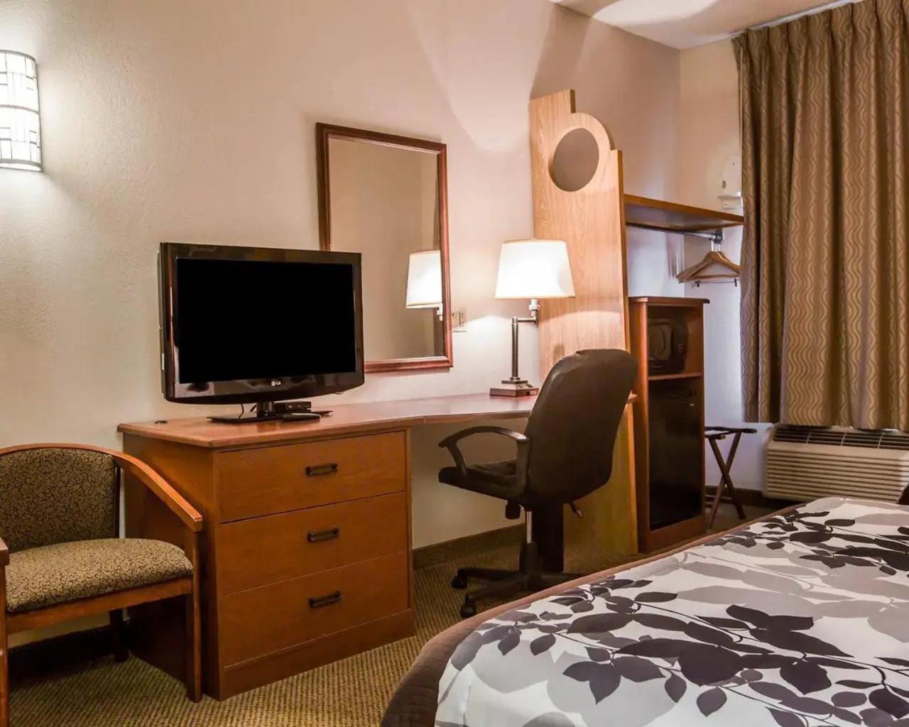 Queen Room with Tub - Accessible/Non-Smoking - Photo 4