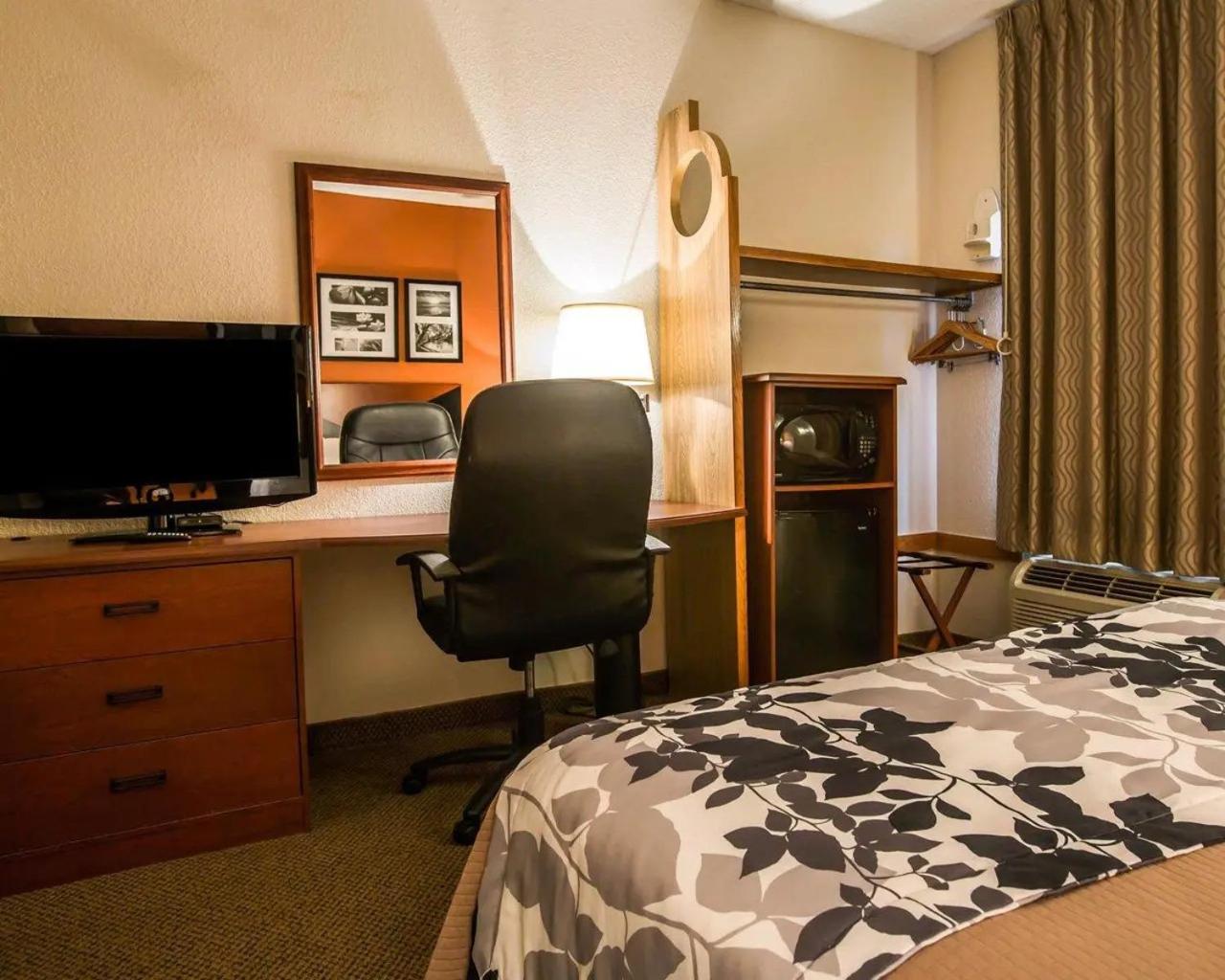 Queen Room with Tub - Accessible/Non-Smoking - Photo 2