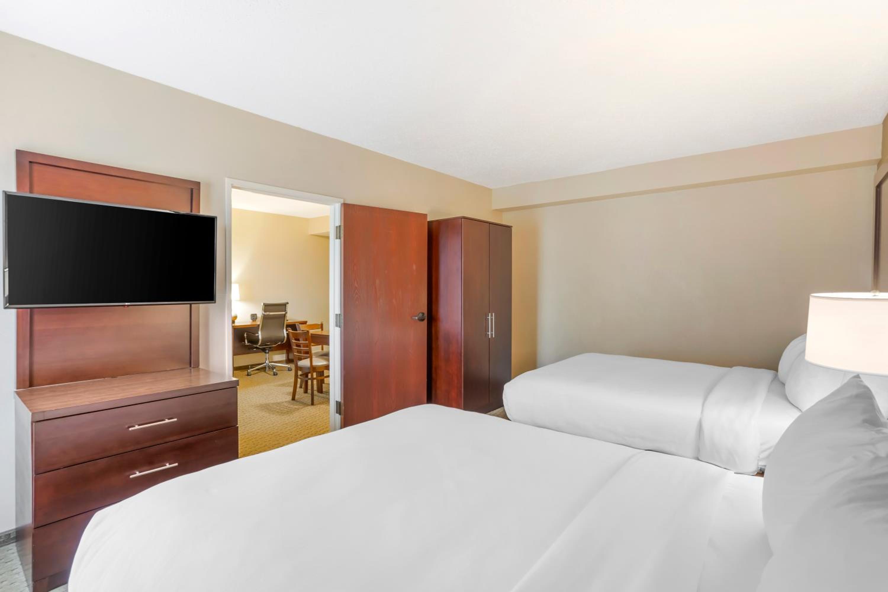 One-Bedroom Choice Suite with Two Queen Beds and Sofa Bed - Non-Smoking - Photo 2