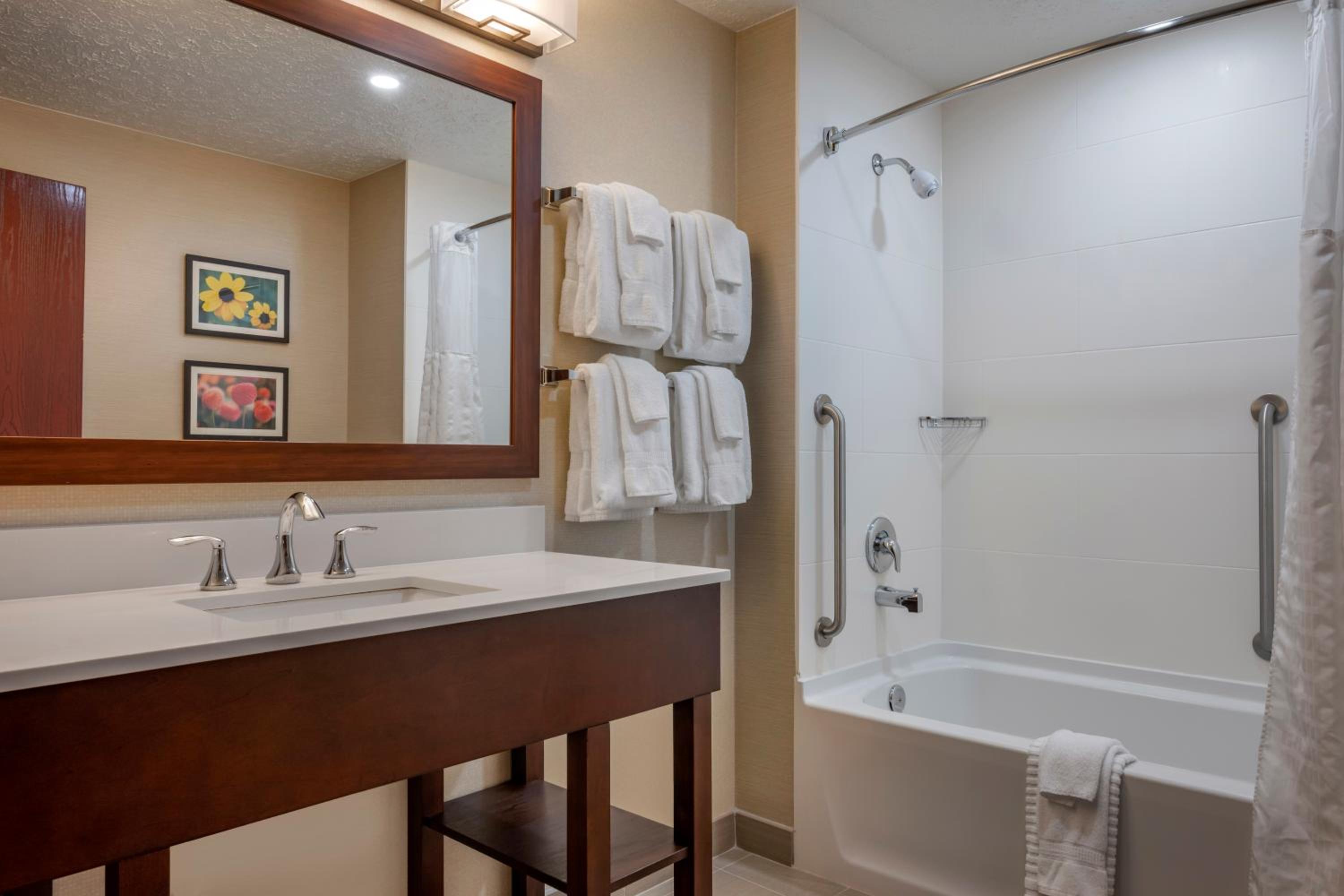 One-Bedroom Choice Suite with Two Queen Beds and Sofa Bed - Non-Smoking - Photo 6