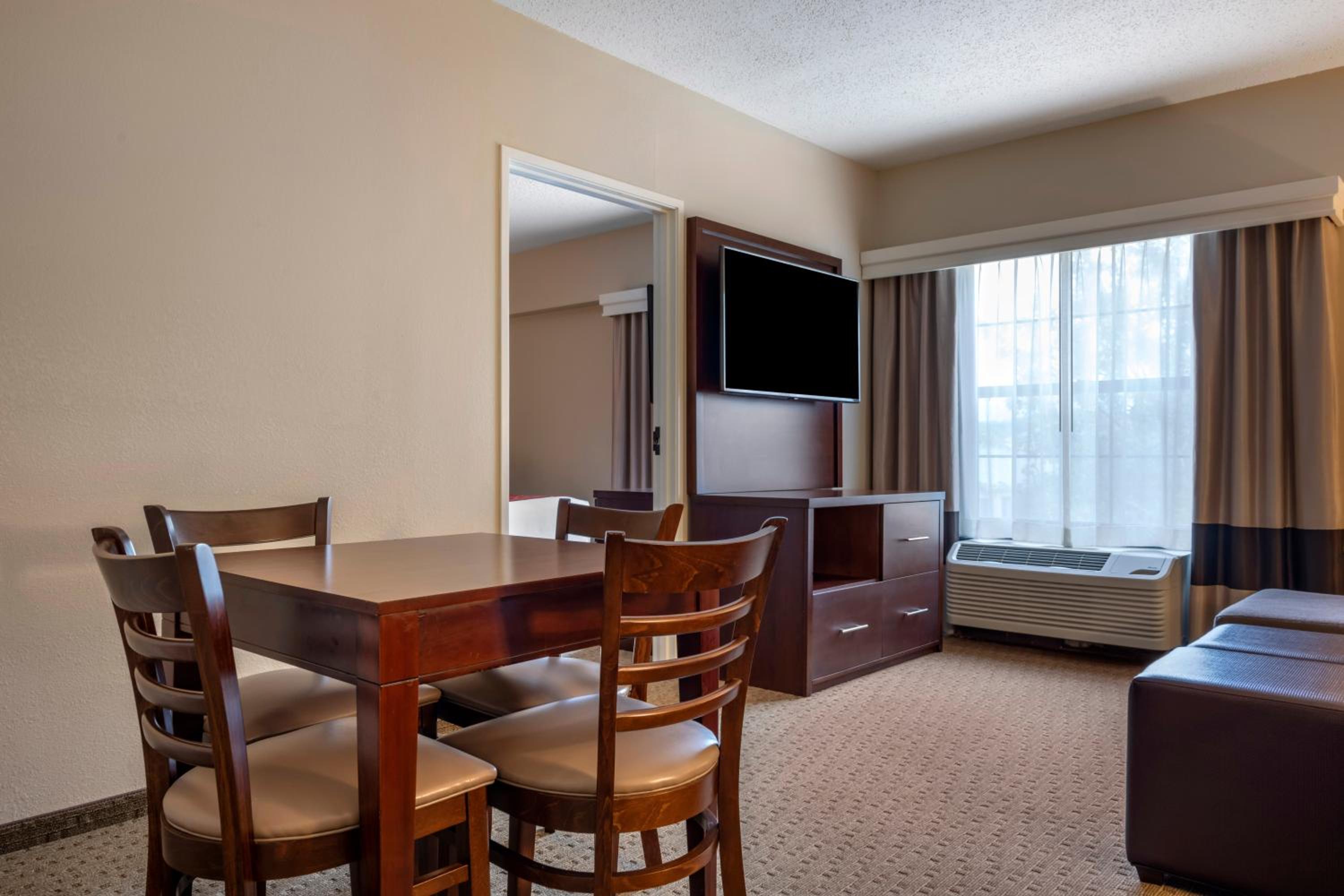 One-Bedroom Choice Suite with Two Queen Beds and Sofa Bed - Non-Smoking - Photo 4
