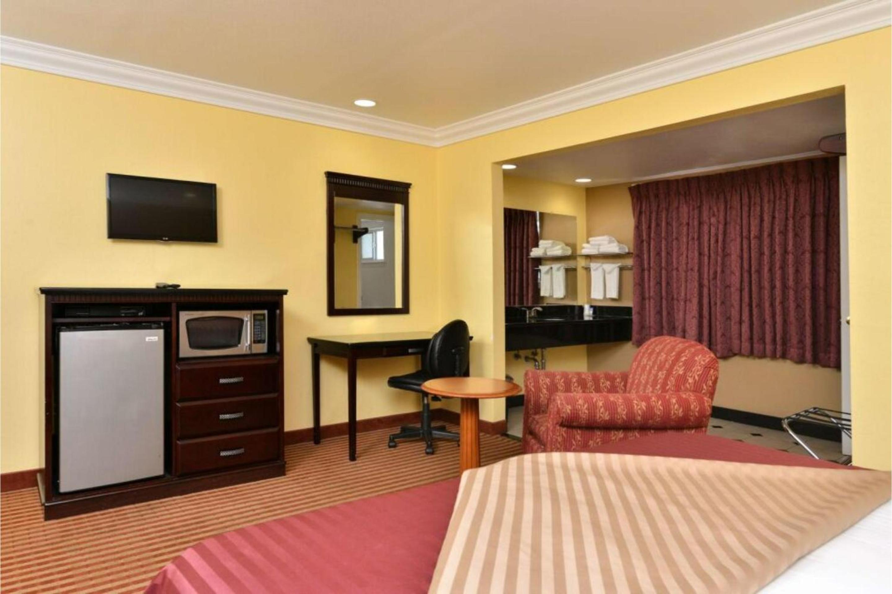 King Bed with Kitchenette Non-Smoking - Photo 6