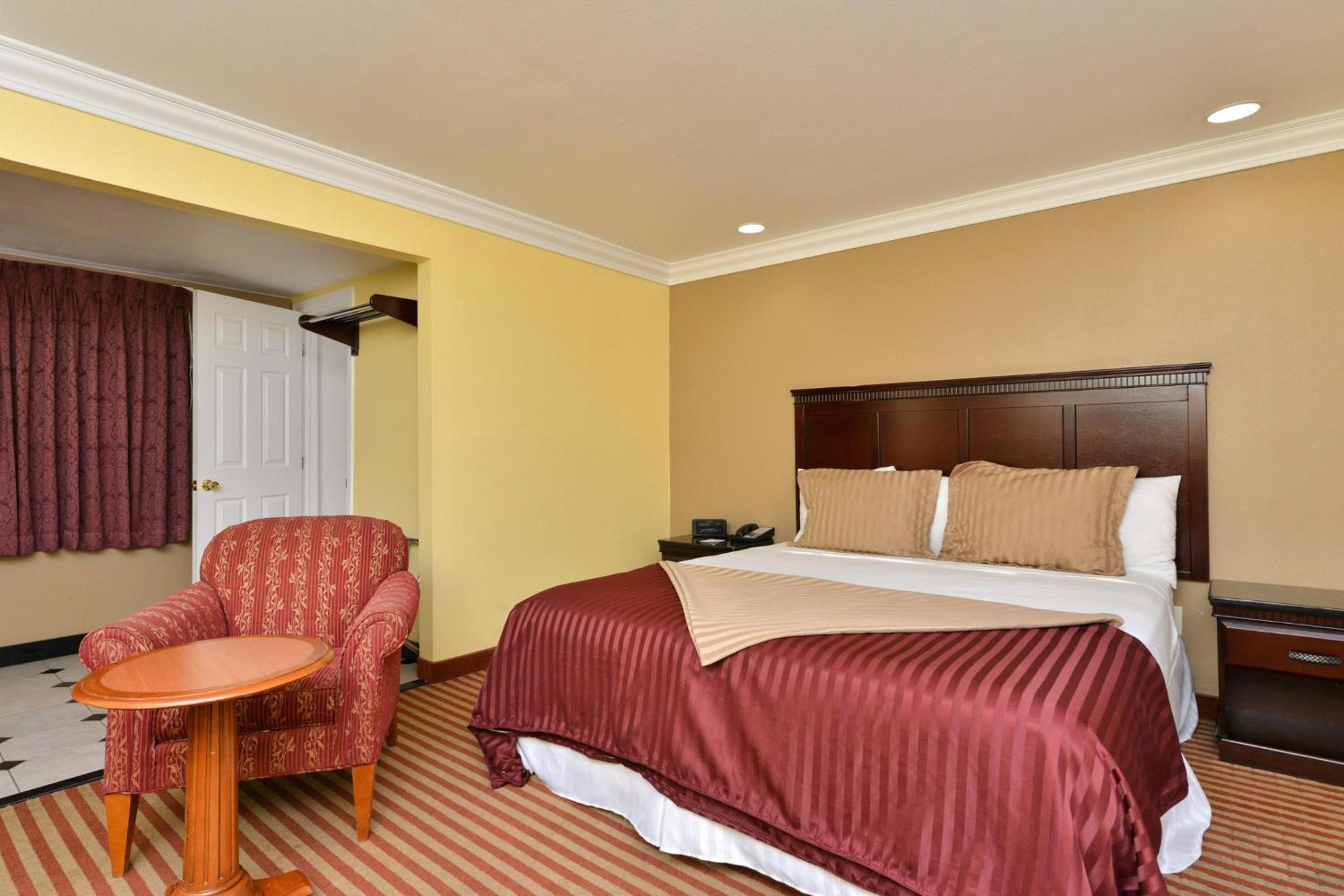 King Bed with Kitchenette Non-Smoking - Photo 4